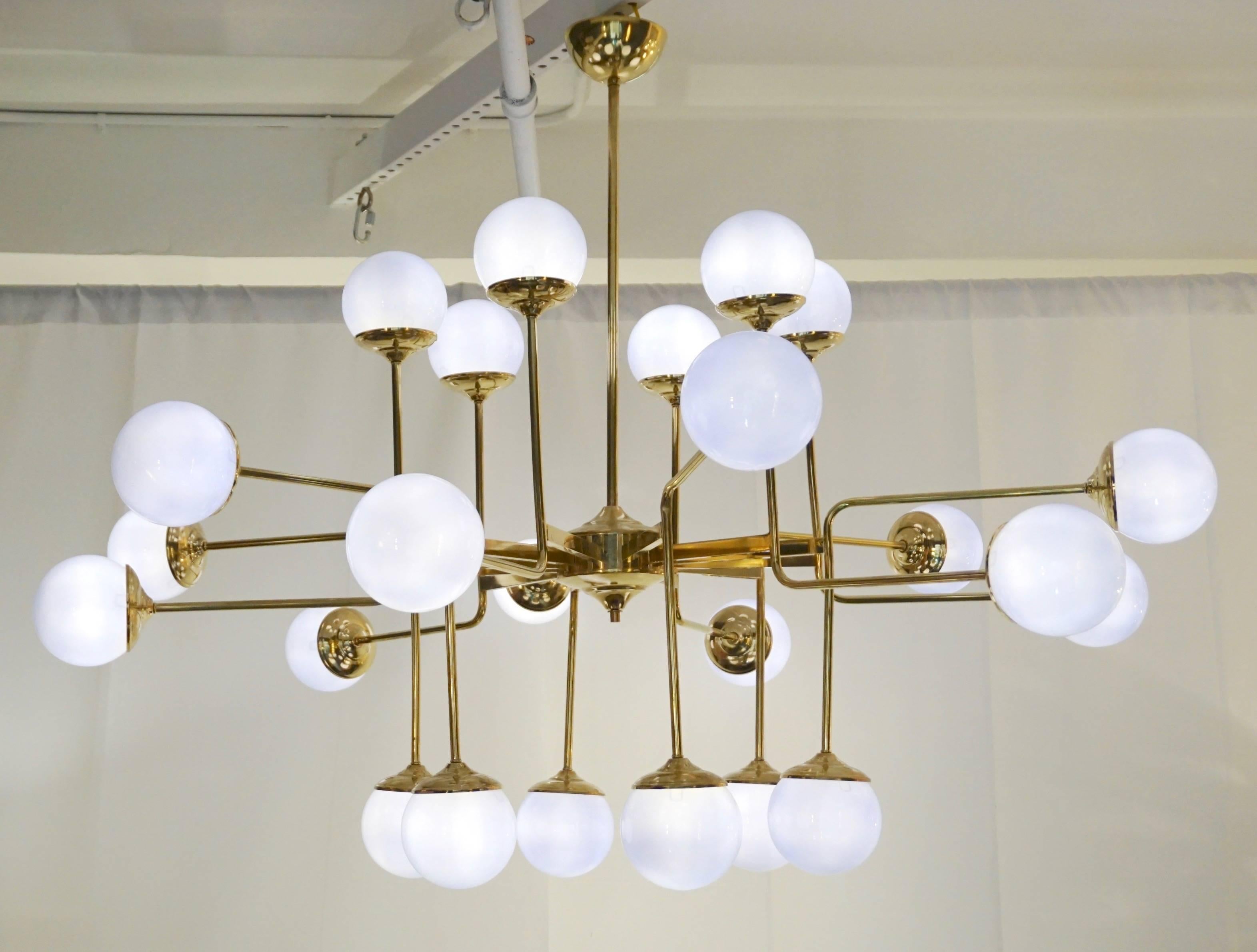 Italian Modern 24-Light Brass and Lavender Periwinkle Murano Glass Chandelier For Sale 1