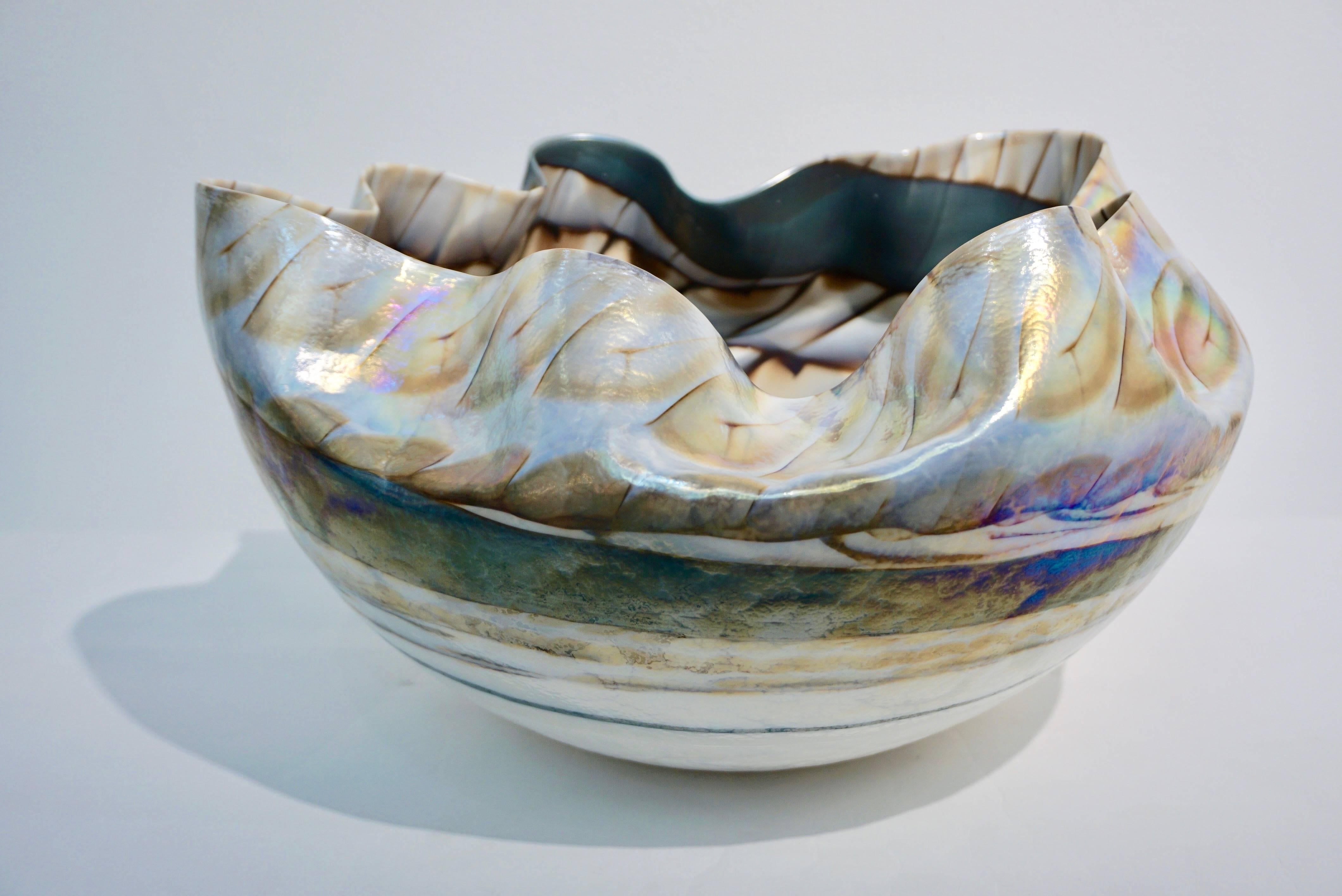 Late 20th Century 1990s Italian Blue and Mother-of-Pearl White Murano Glass Iridescent Shell Bowl