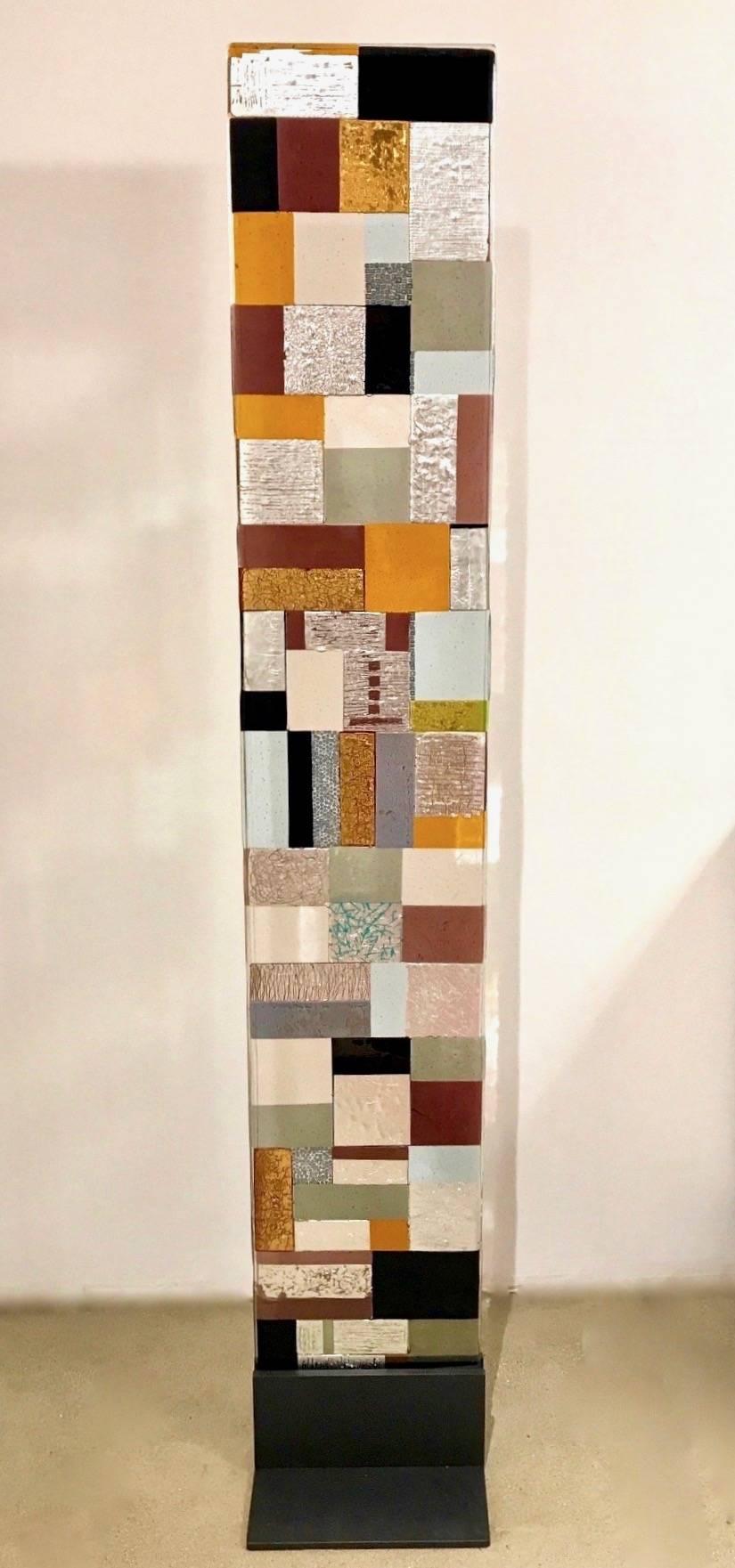 Zeitgenössische moderne Muranoglas-Skulptur, ein dekoratives Paneel auf einem dunkelgrauen Eisensockel, realisiert als farbenfrohes Mosaik, graues, gelbes, bordeauxfarbenes, weißes und schwarzes Murin, aquablaues, amethystviolettes Glas mit