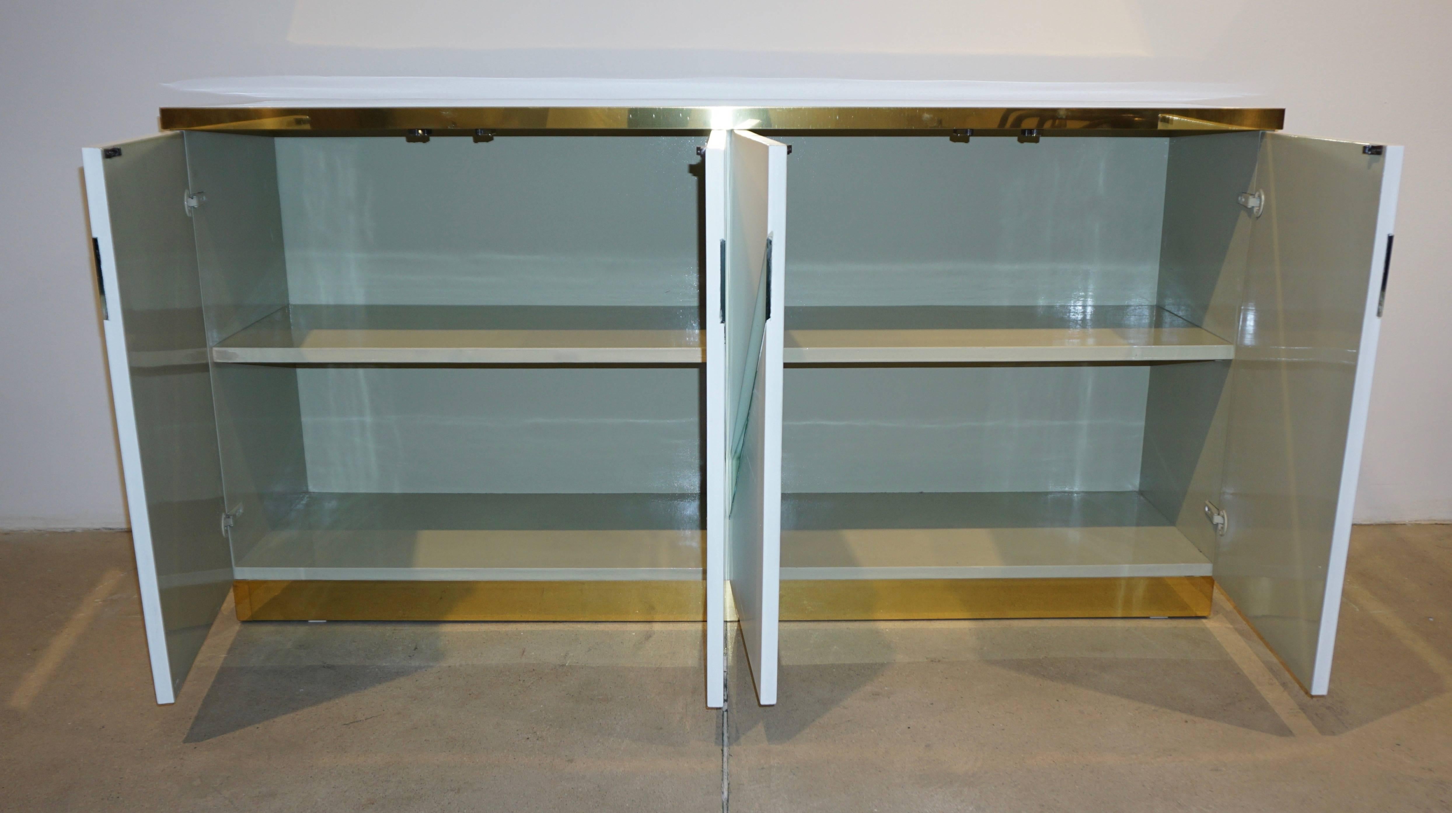 Sandro Petti 1970s Italian Modern Mirror and Brass White Lacquered Credenza In Excellent Condition In New York, NY