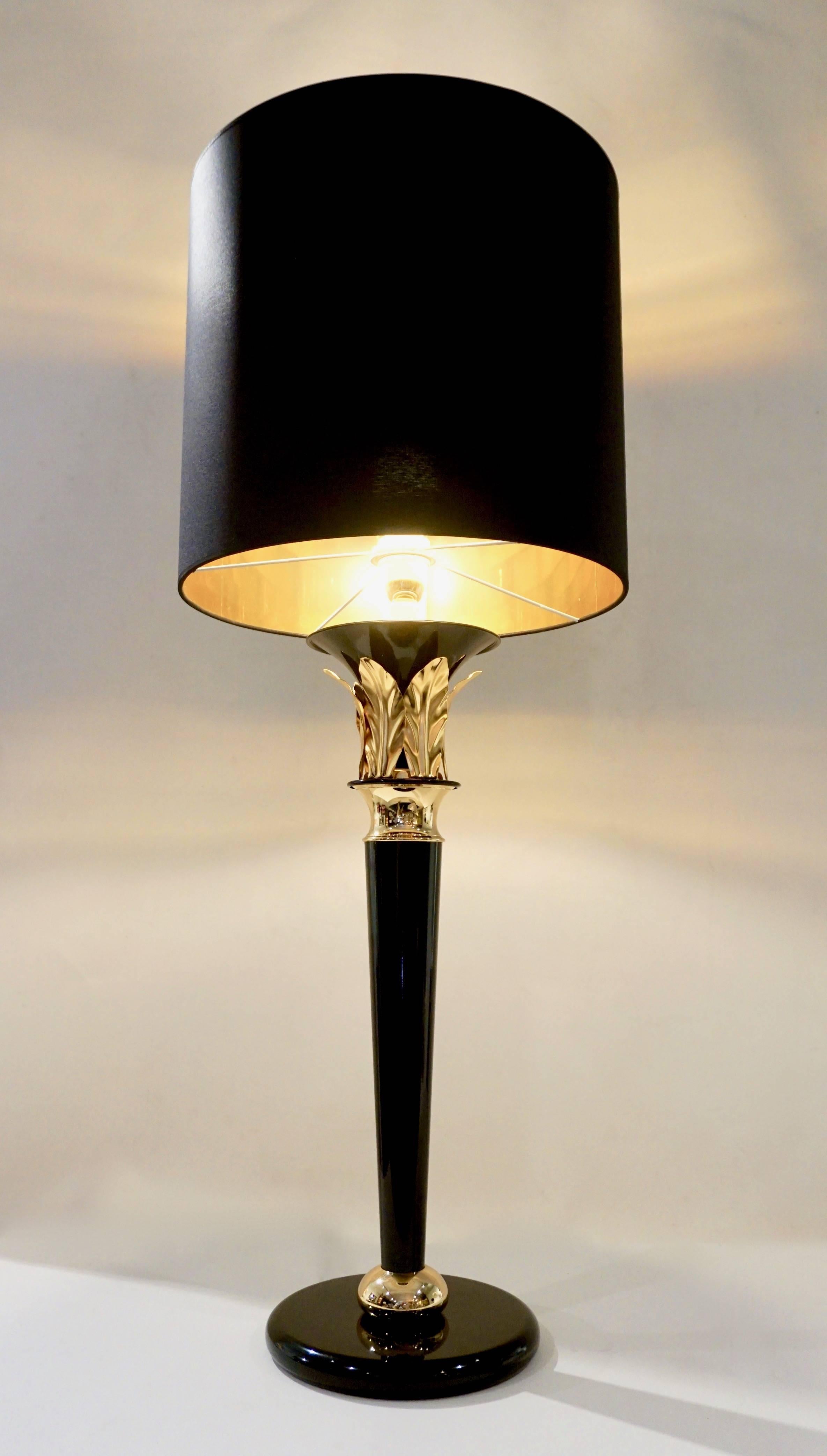 Hand-Crafted 1970 Italian Hollywood Regency Pair of Black Lacquered and Gold Leaf-Motif Lamps For Sale