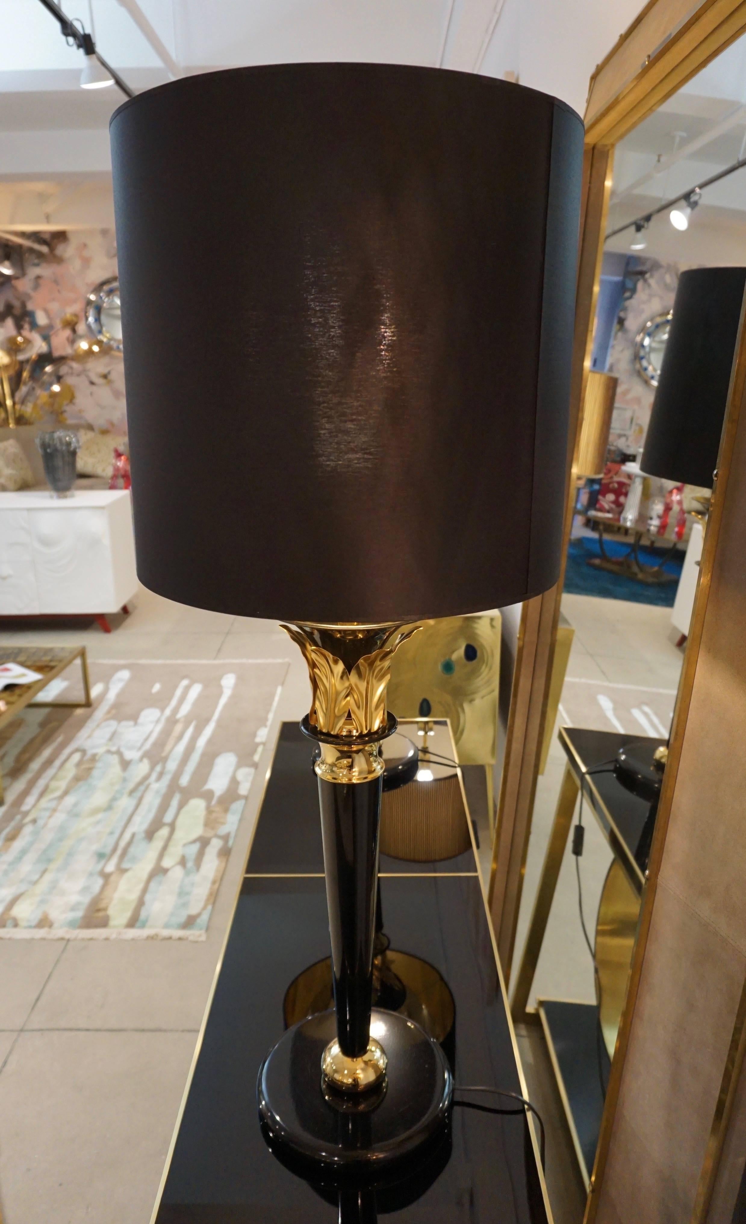 1970 Italian Hollywood Regency Pair of Black Lacquered and Gold Leaf-Motif Lamps In Excellent Condition For Sale In New York, NY