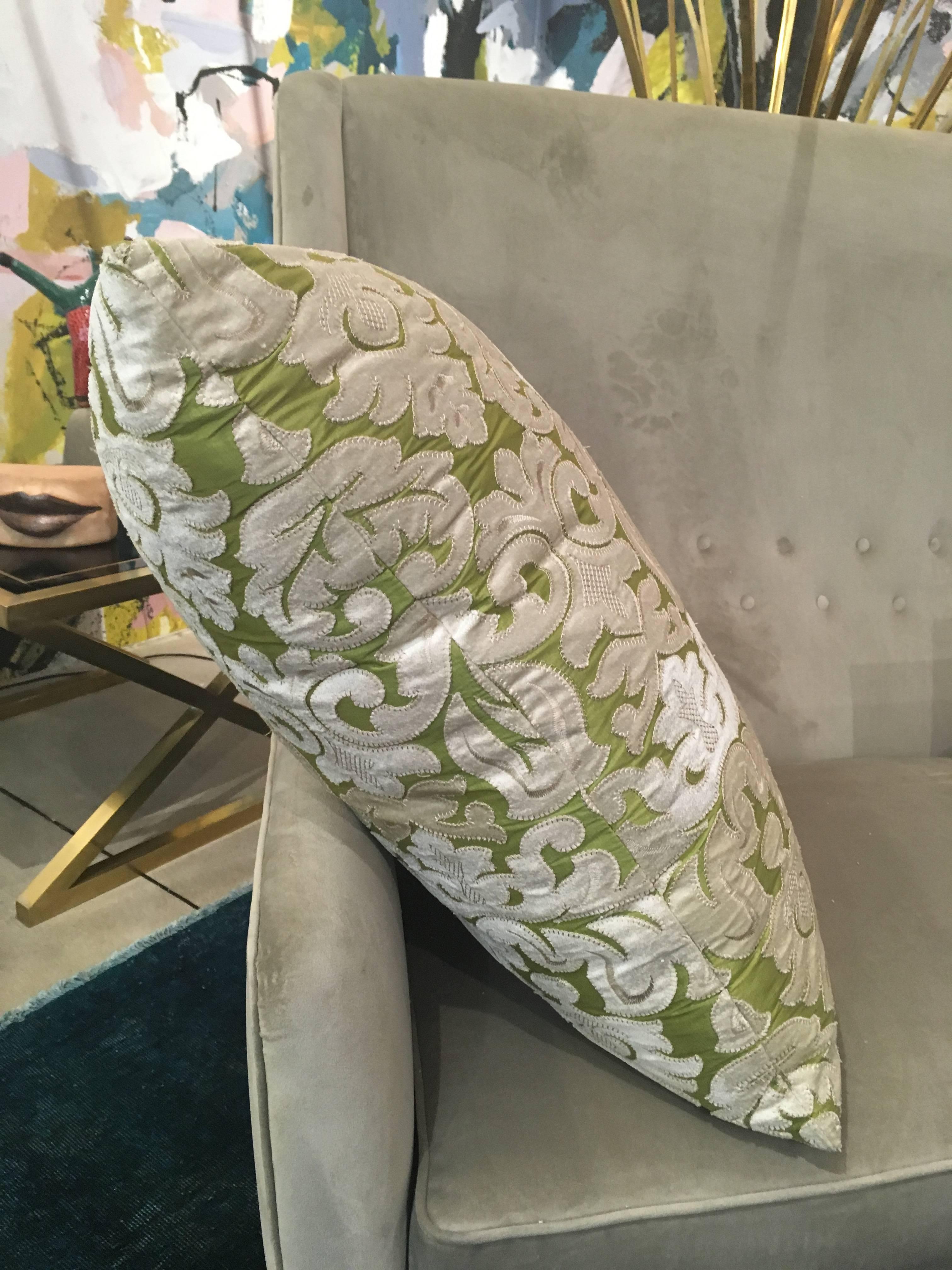 Contemporary French Green and Ivory White Damask Velvet Throw Pillows In Excellent Condition In New York, NY