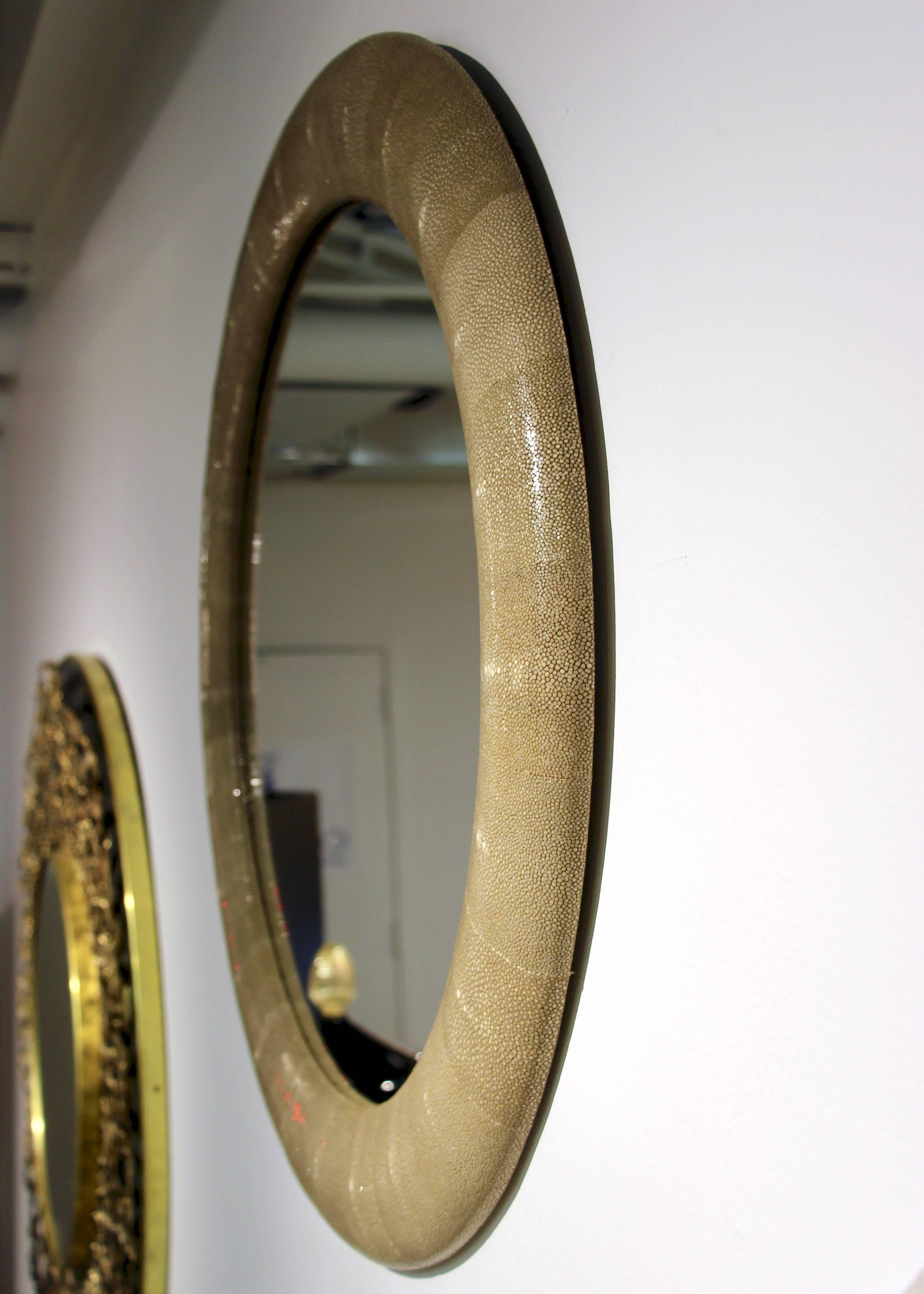 Italian Contemporary Round Mirror in Light Taupe Gray Shagreen 1