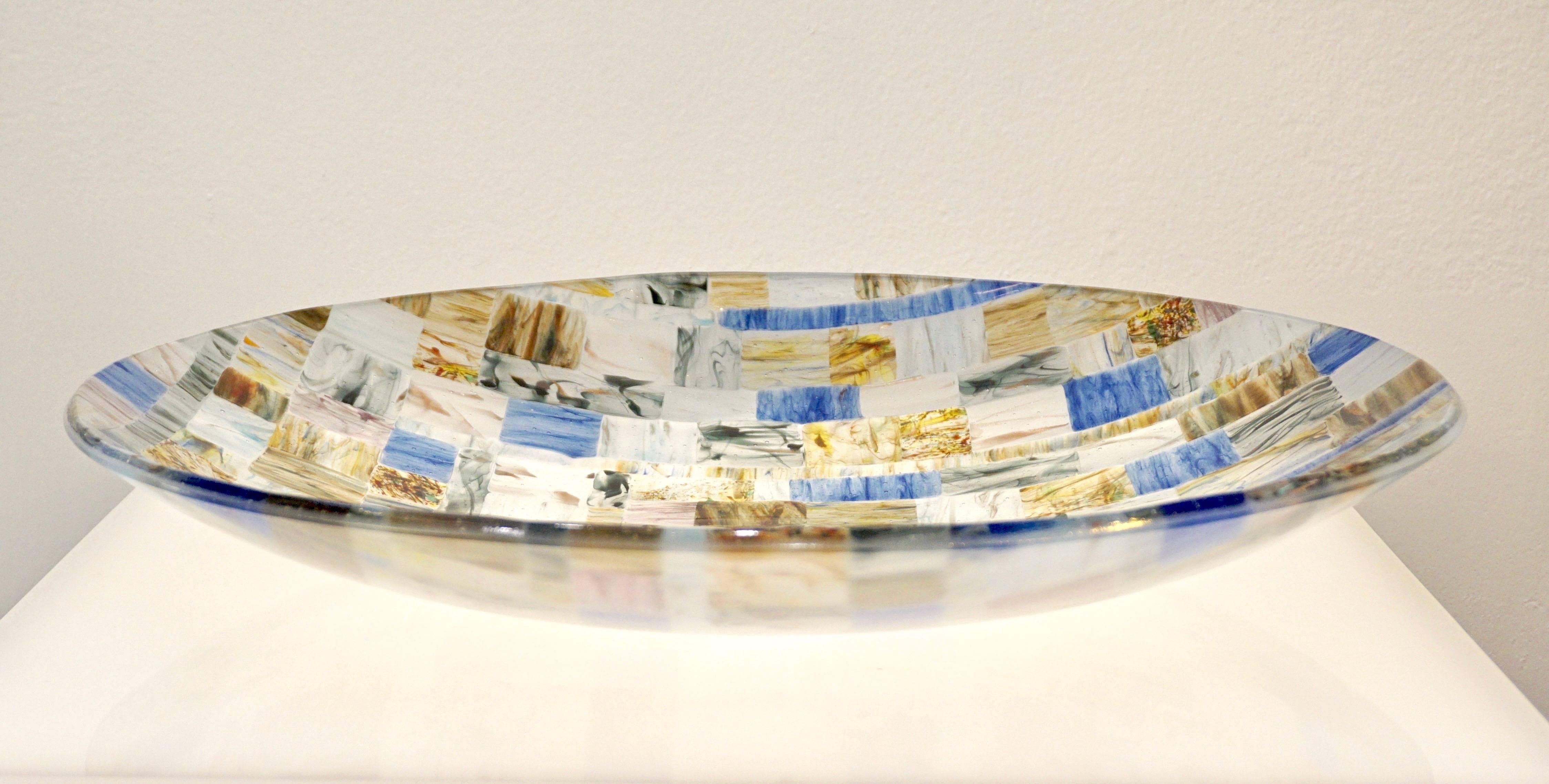 Sculpture en verre d'art moderne contemporain de Murano, un centre de table décoratif réalisé sous forme de mosaïque colorée, chaque petit carré de verre transparent positionné individuellement à la main est fabriqué à la main et travaillé avec
