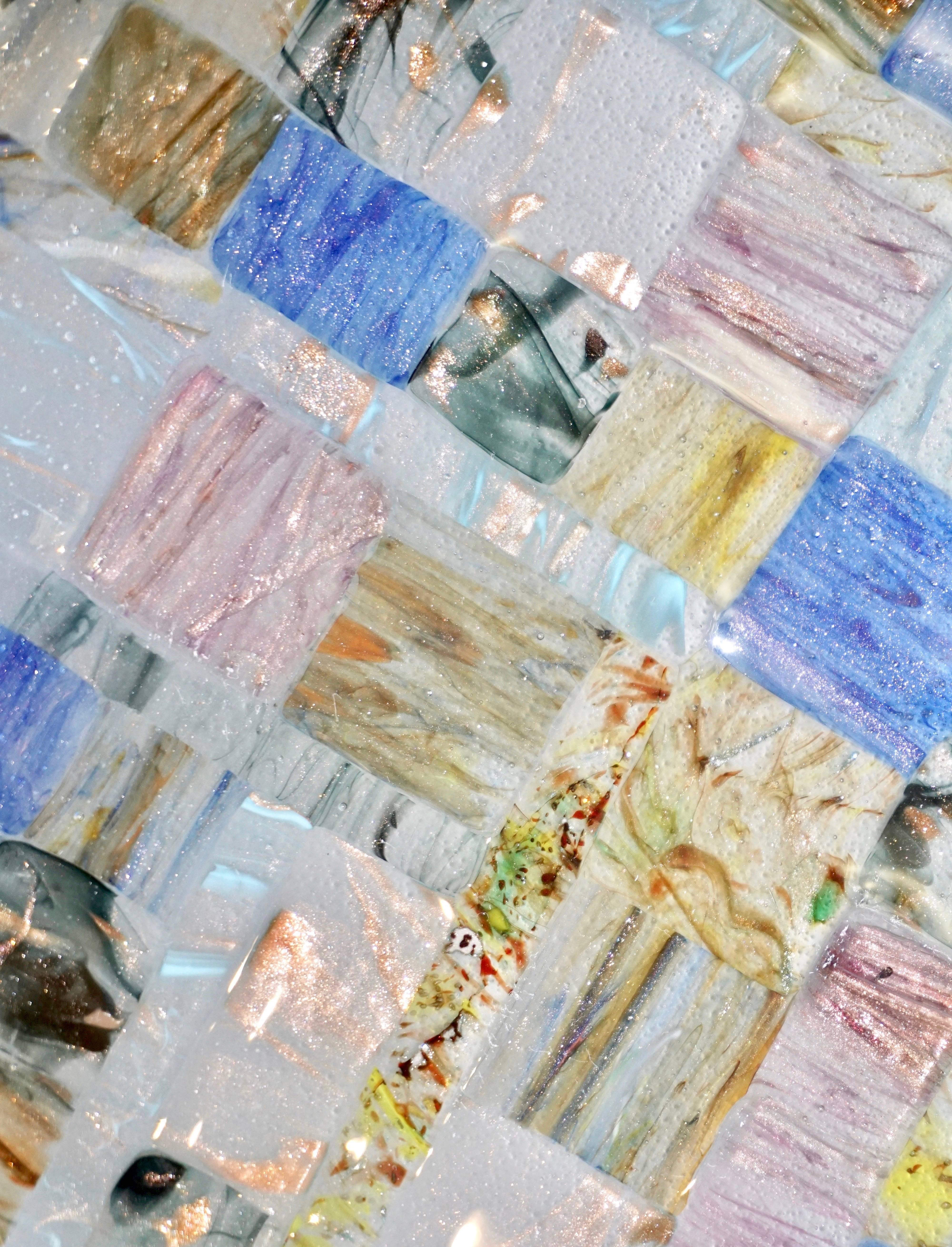 Fait main Centre de table italien contemporain en mosaïque de verre d'art de Murano bleu, rose, jaune et cuivre en vente