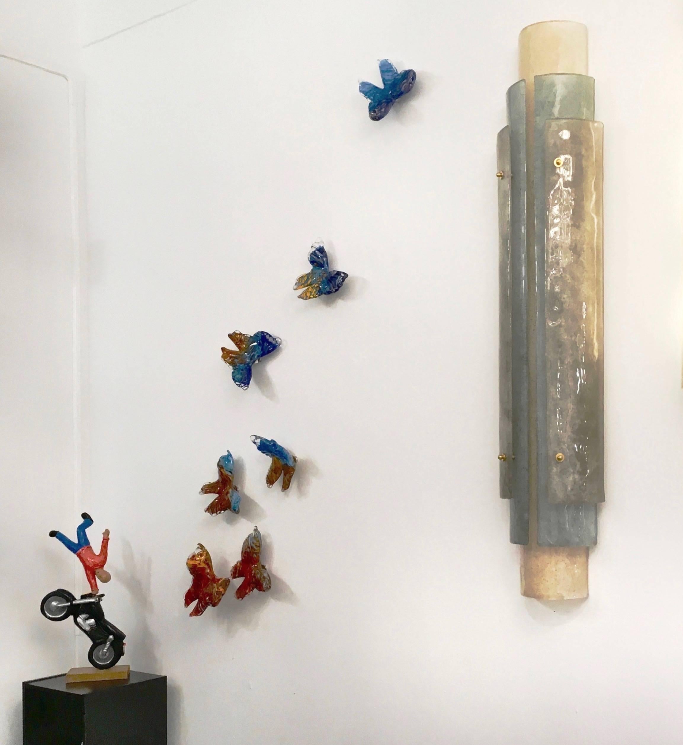 Zeitgenössische moderne Wandskulptur „Fliegen der blauen Schmetterlinge“ aus geblasenem Glas (21. Jahrhundert und zeitgenössisch) im Angebot