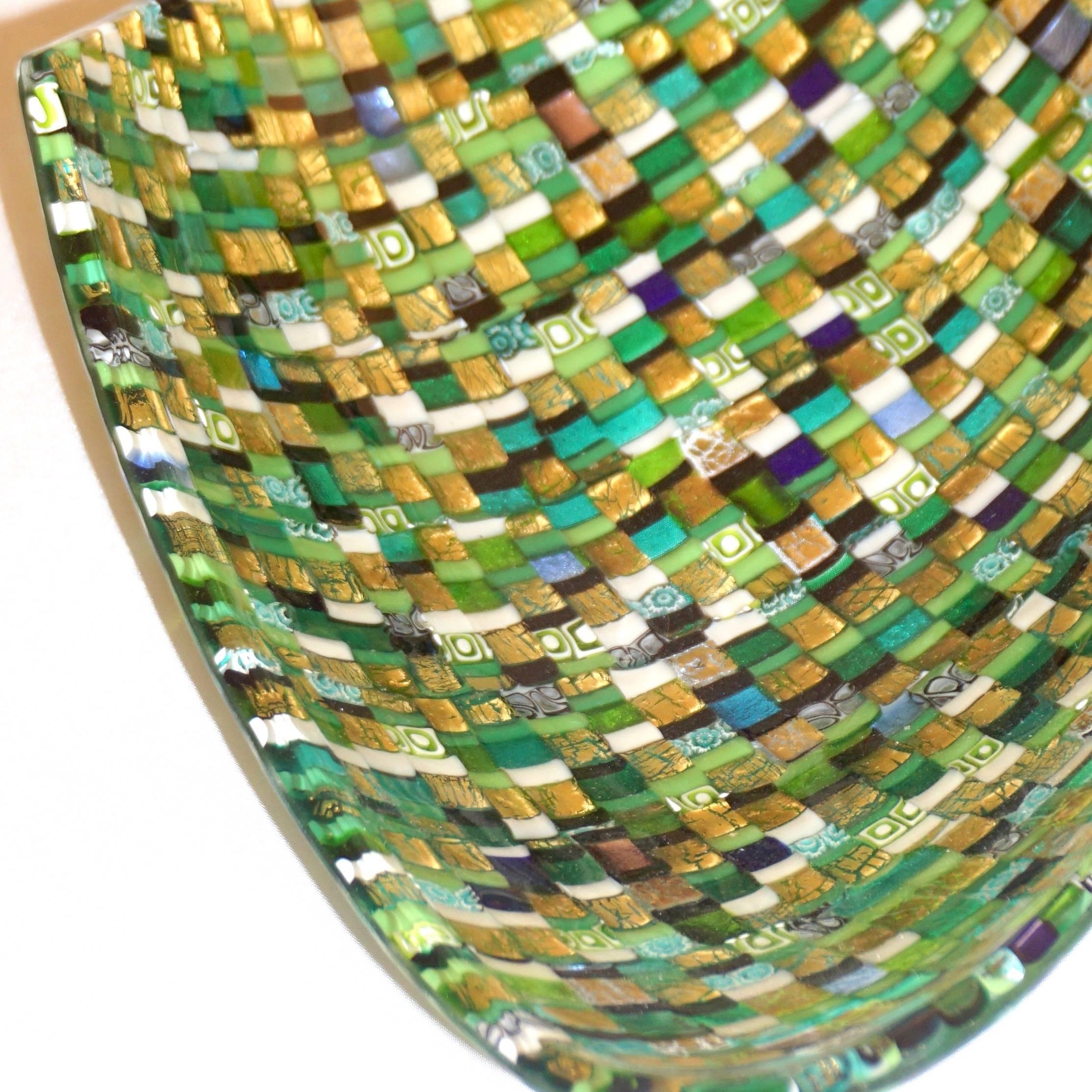 Moderne italienische Mosaikschale aus Murano-Kunstglas, Juwelenähnlich Grün Gelb & 24 Karat Gold (Fadenglas) im Angebot