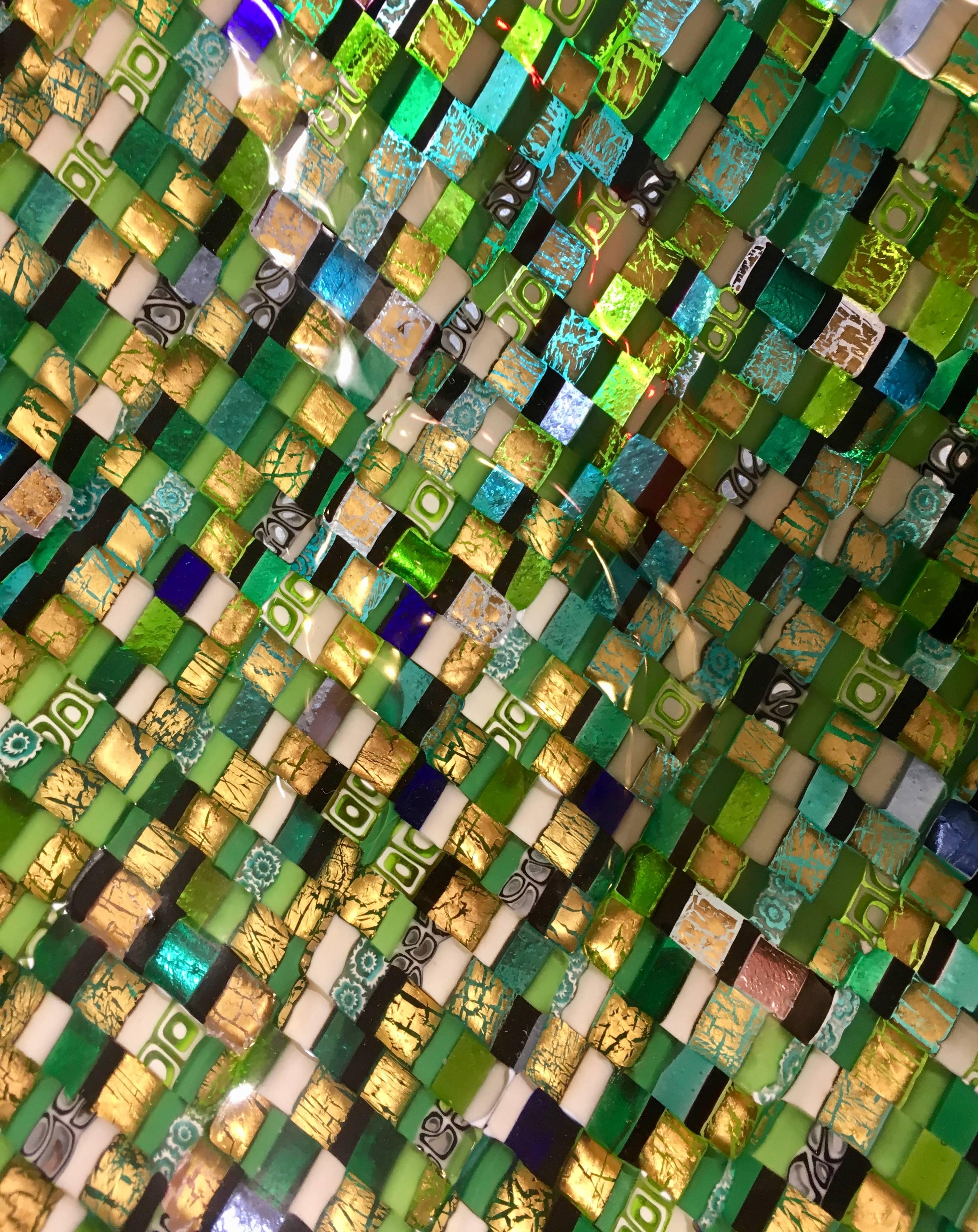 Une véritable œuvre d'art, un centre de table contemporain en verre de Murano, un petit bijou décoré de murrine colorée dans les tons verts et blancs, chaque petite pièce colorée positionnée individuellement avec précision à la main dans un motif