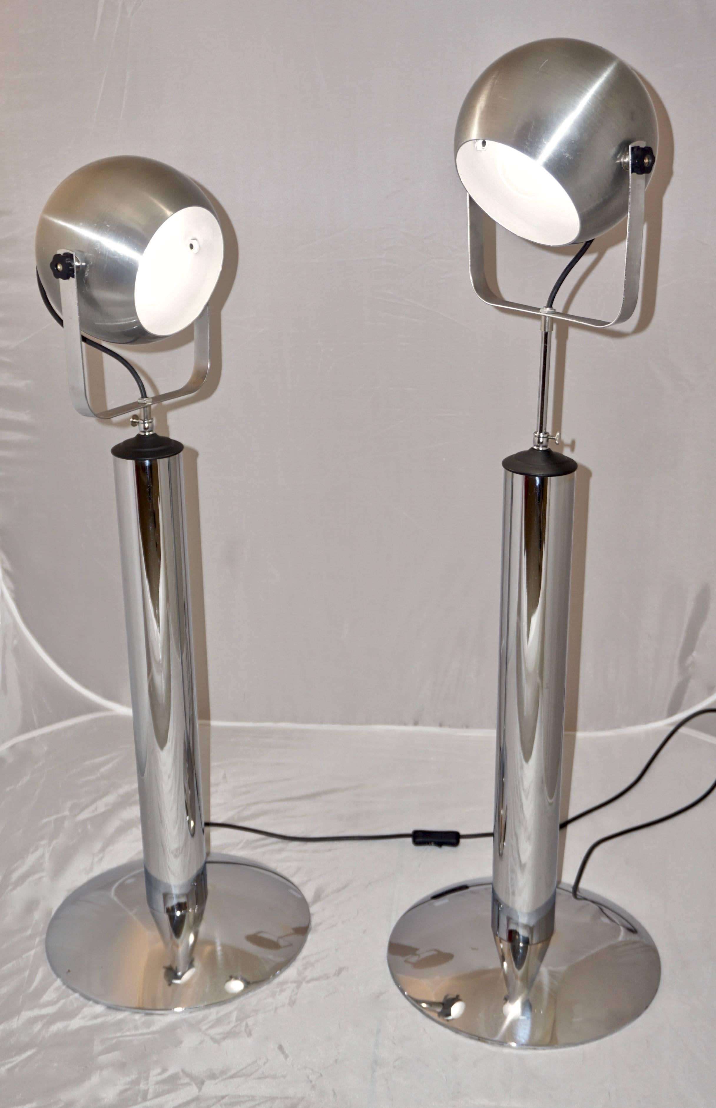 Italian 1960 Vintage Adjustable Nickel Globe Spotlight Table Lamps on Round Base In Excellent Condition In New York, NY