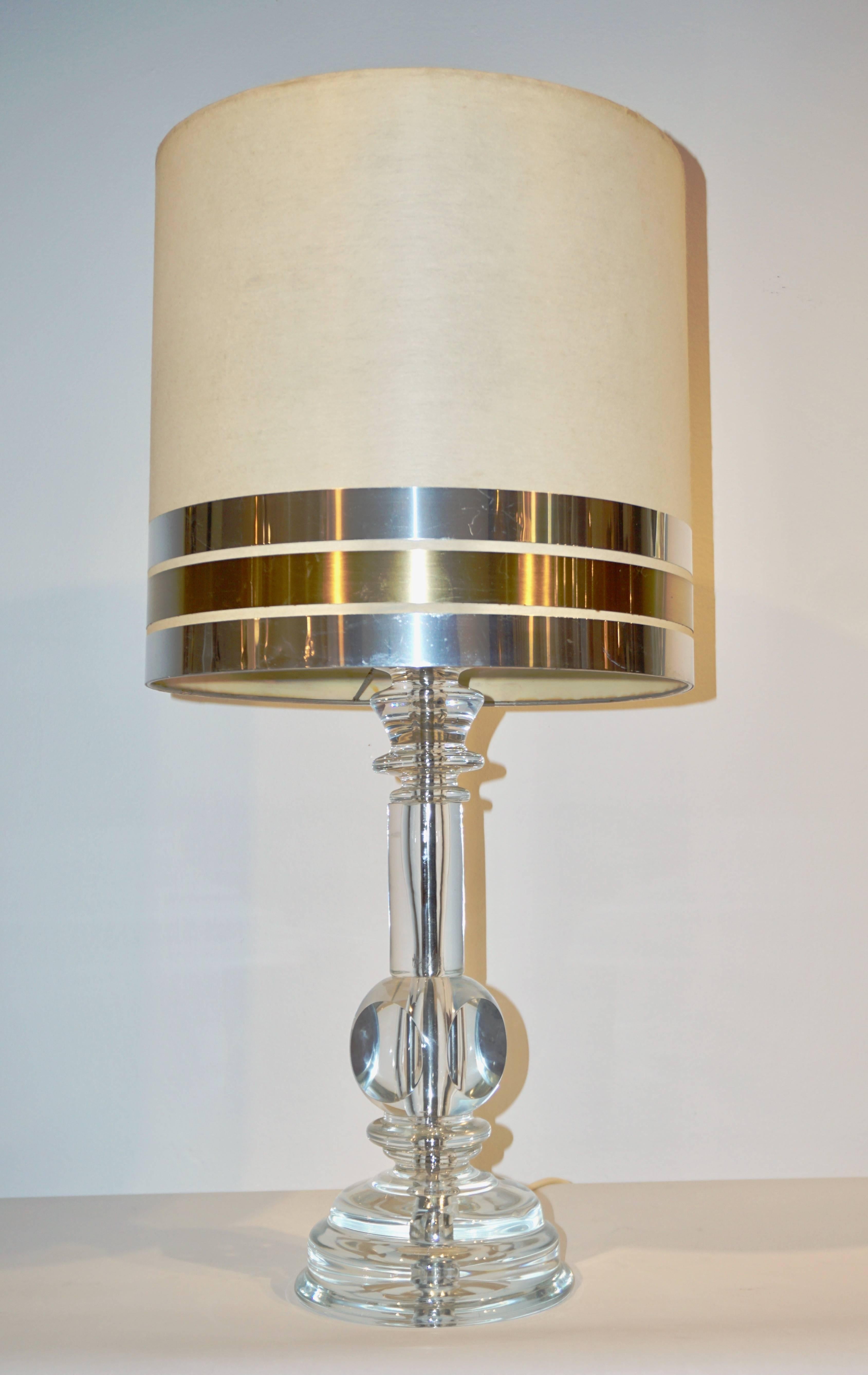 Italian, 1970s pair of vintage table lamps in high quality sparkling crystal with a sleek modern design. The handcut crystal stepped bases are individually handcrafted in a whole piece surmounted by cubes with sophisticated cut sides. A very elegant