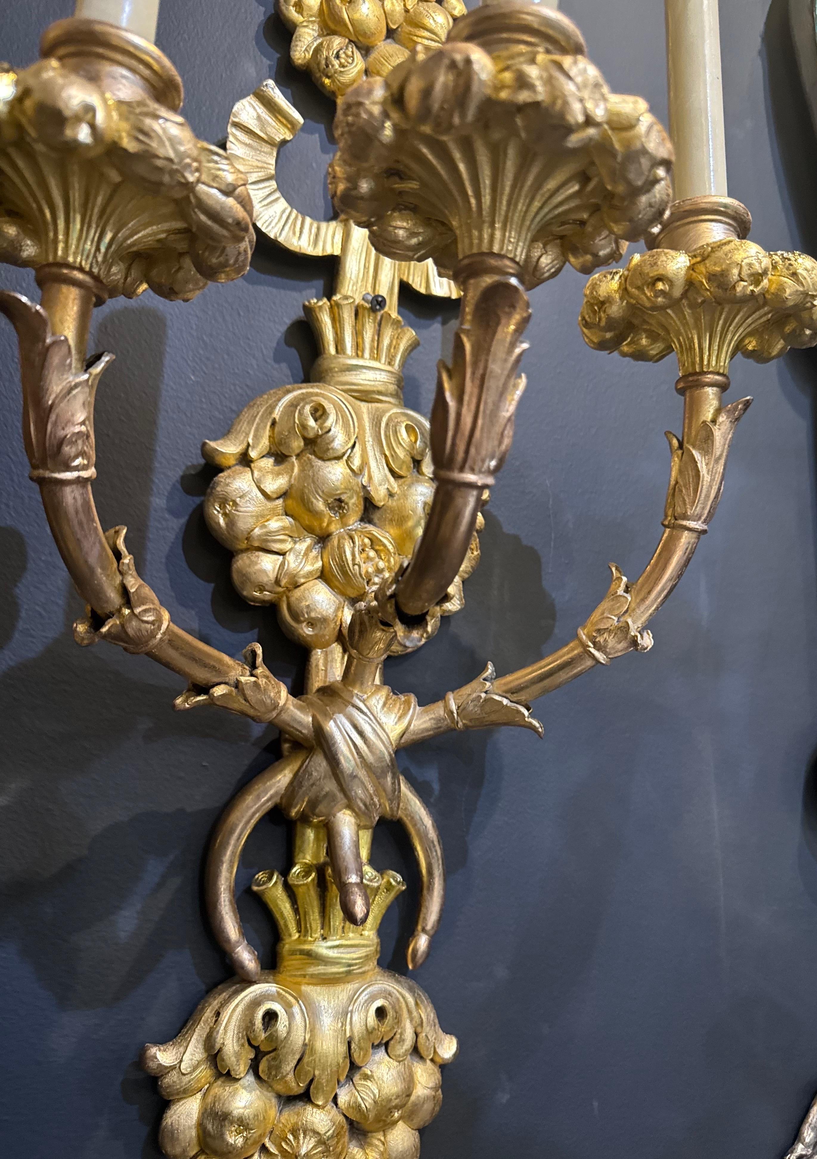 Lámpara de bronce dorado Caldwell 1900 Grande 3 Luces en Bueno estado para la venta en New York, NY