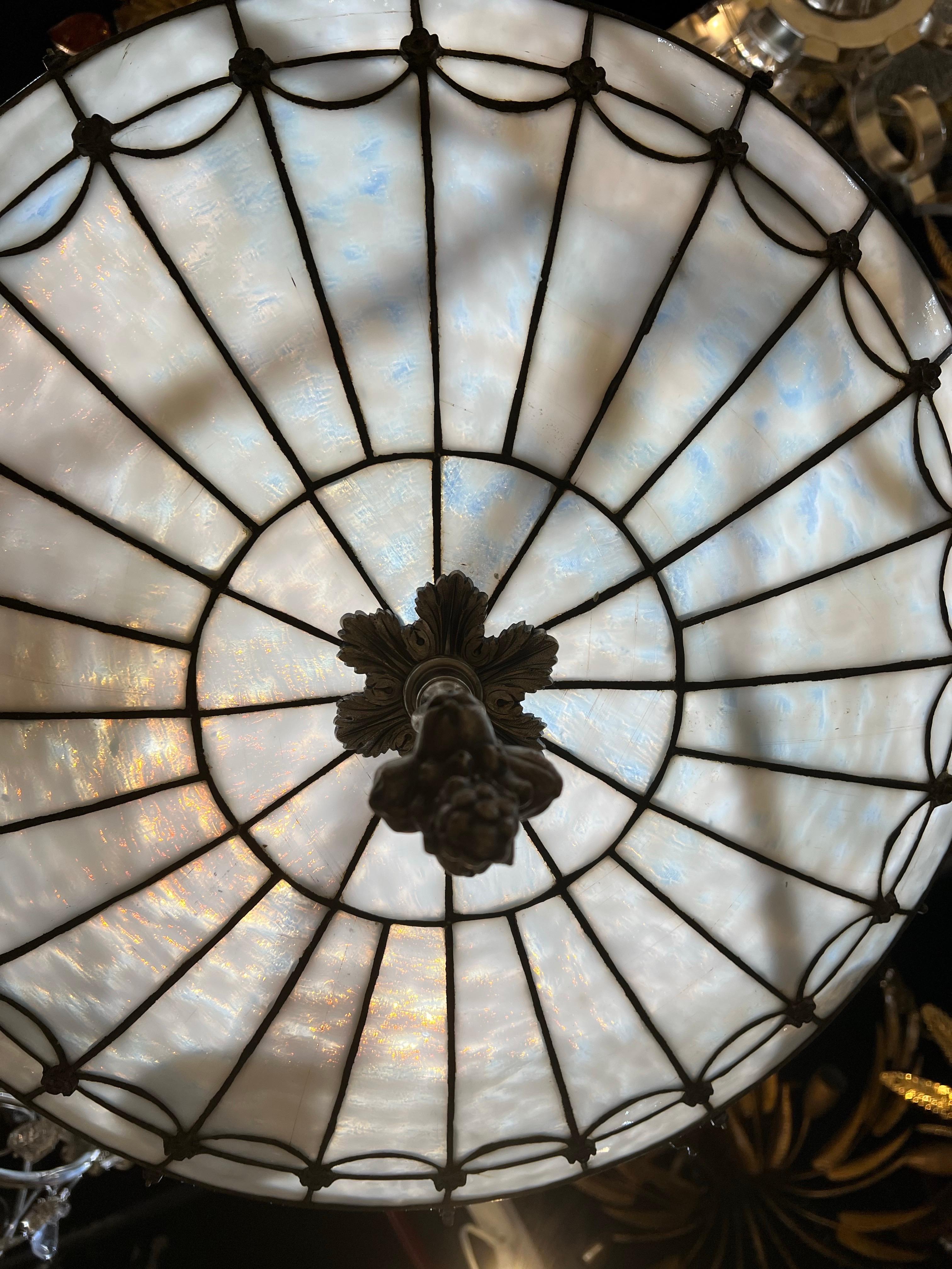 Inizio XX secolo Lampadario Caldwell del 1900 in vetro piombato e bronzo placcato in argento in vendita