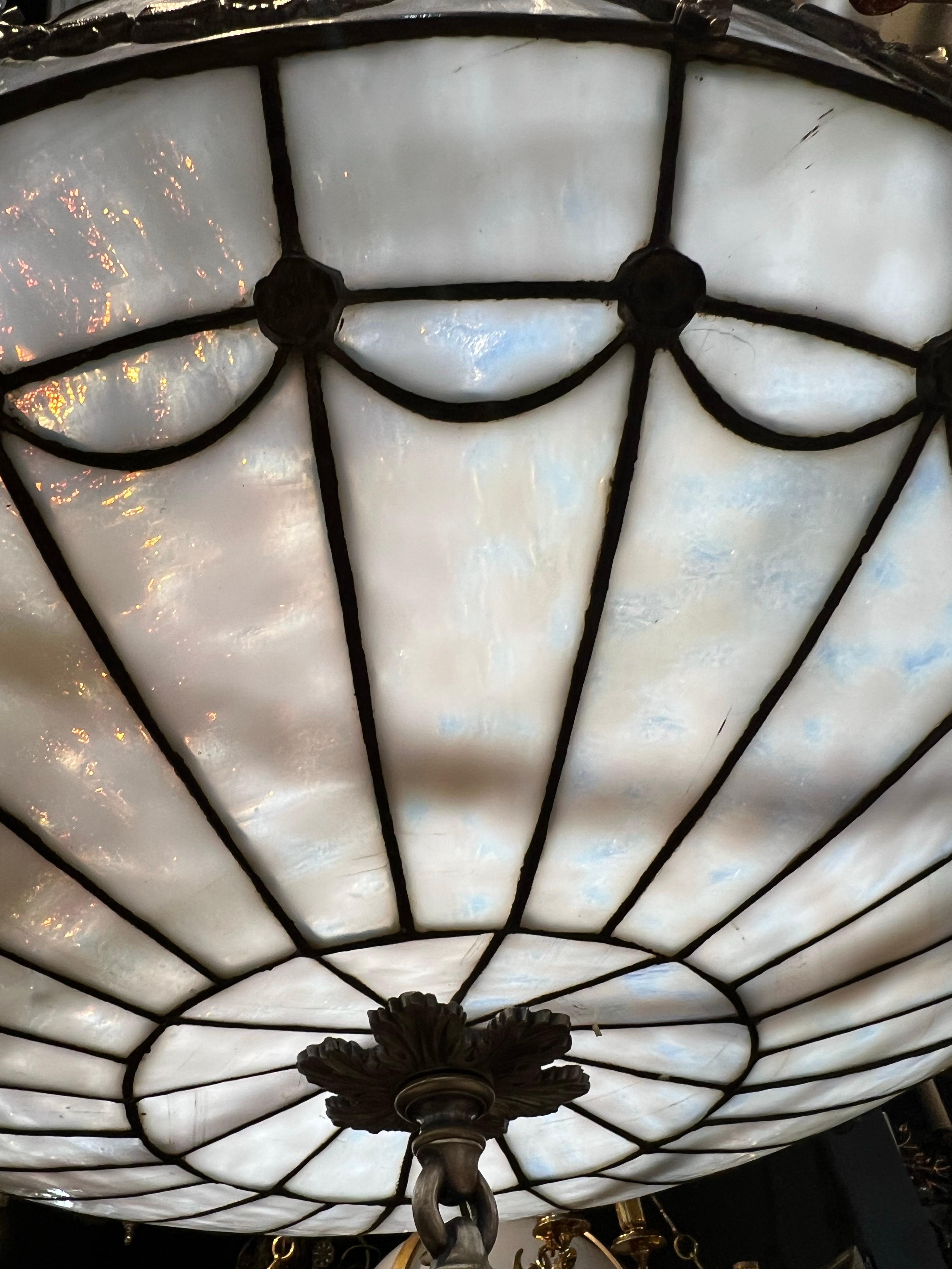 Bronzo Lampadario Caldwell del 1900 in vetro piombato e bronzo placcato in argento in vendita
