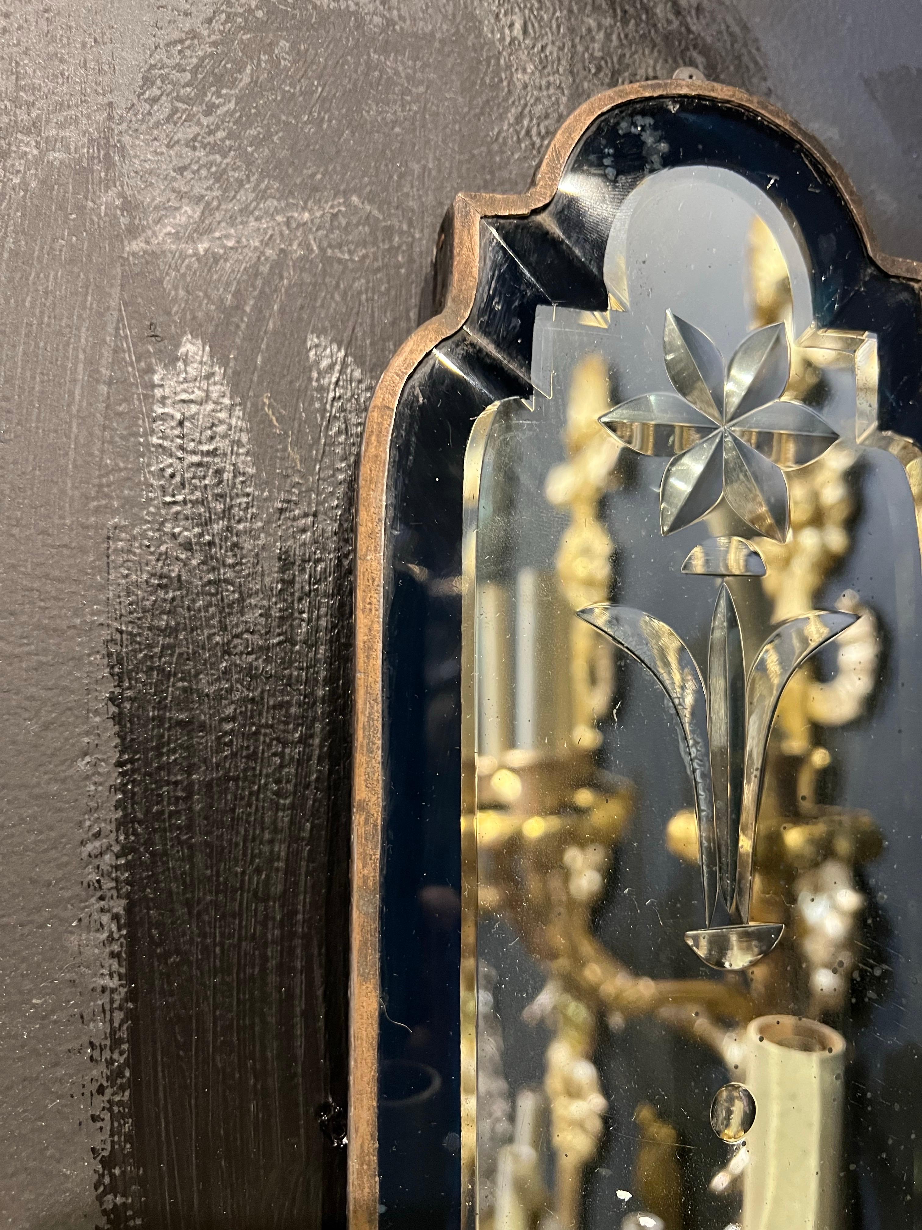 Apliques Caldwell de 1920 de bronce y espejo grabado con cristal cobalto Bronce en venta