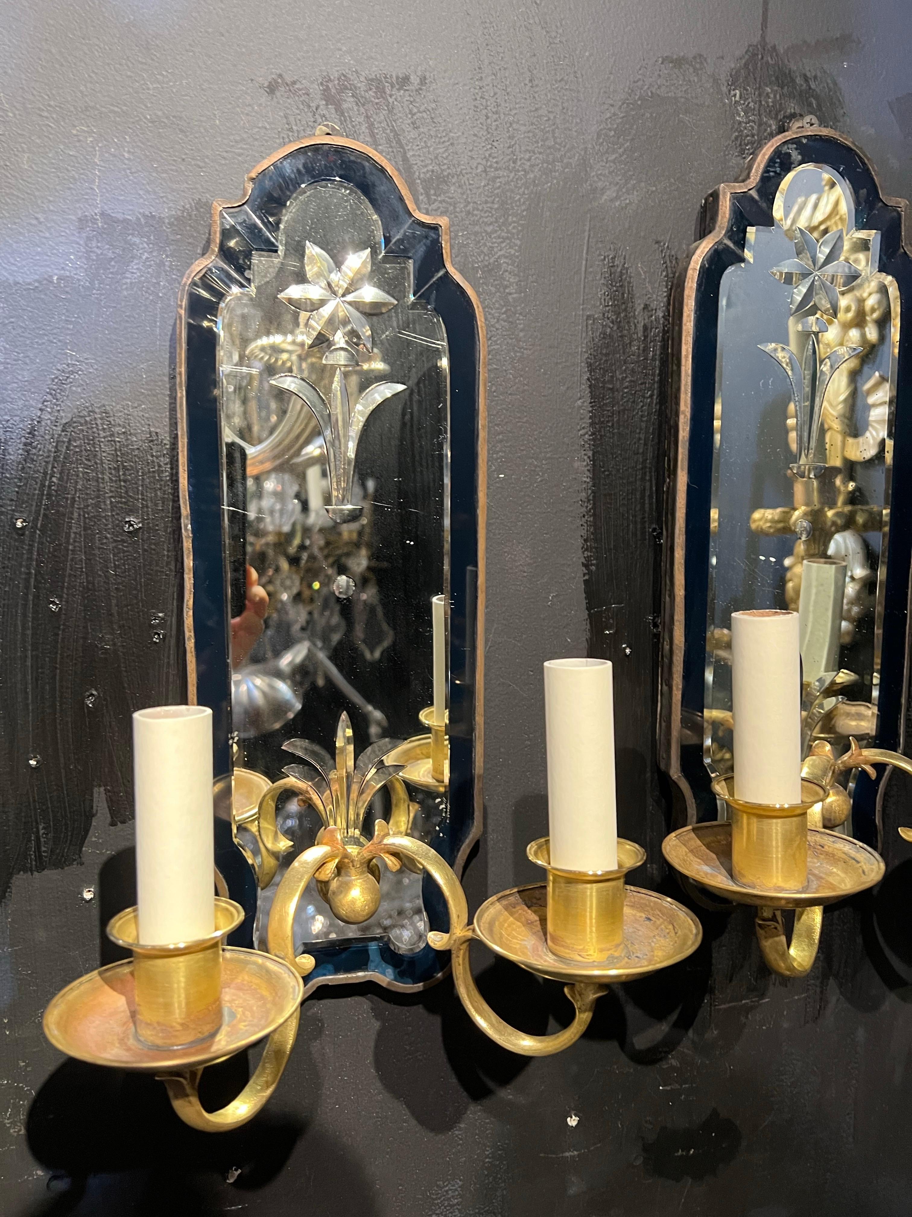 Apliques Caldwell de 1920 de bronce y espejo grabado con cristal cobalto en venta 3