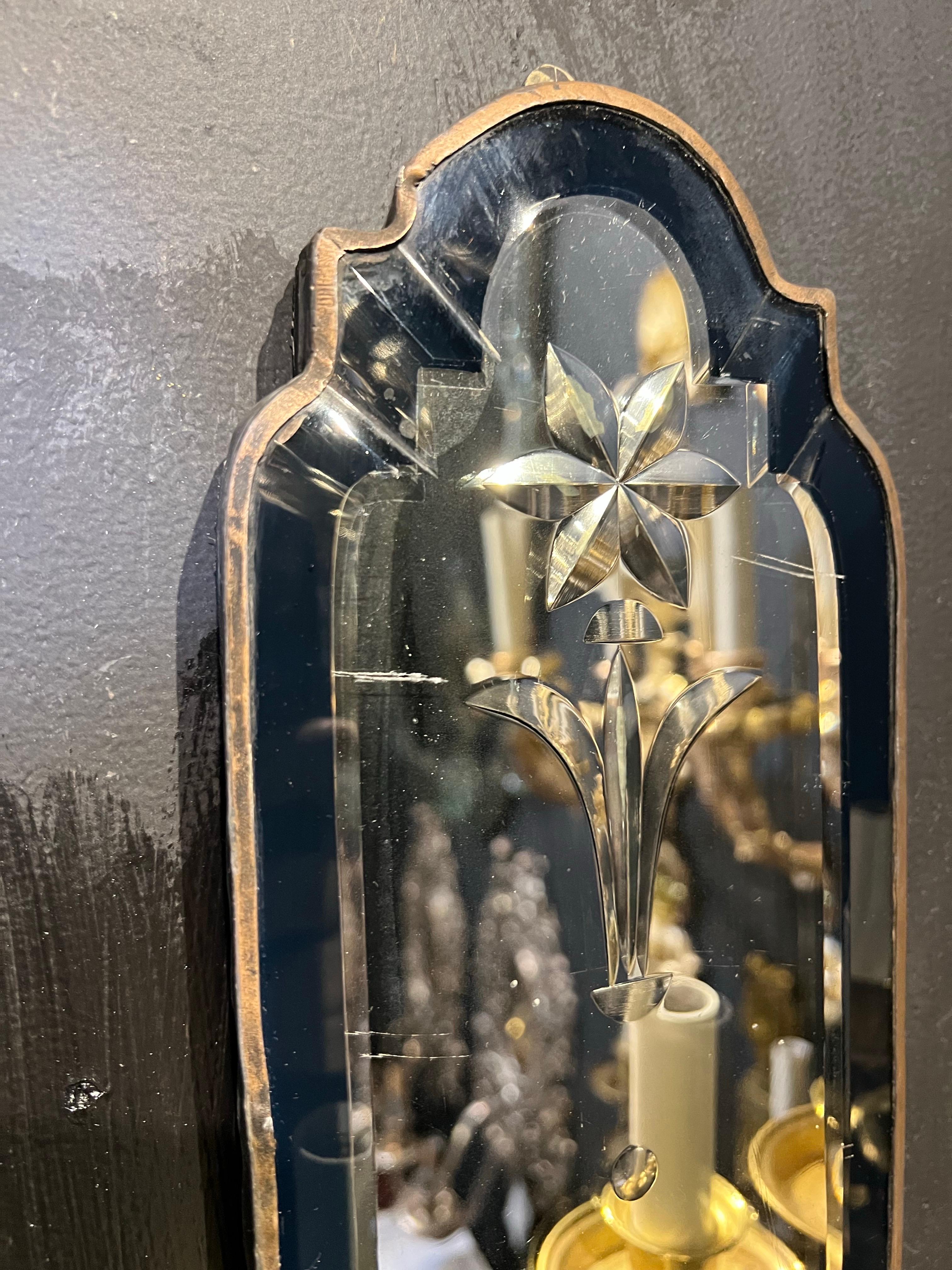 Apliques Caldwell de 1920 de bronce y espejo grabado con cristal cobalto en venta 4