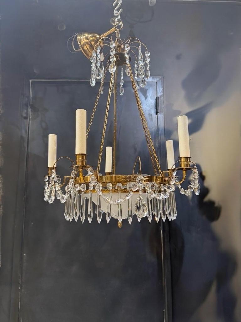 Svedese Lampadario Impero svedese del 1930 con cristalli e vetro inciso in vendita