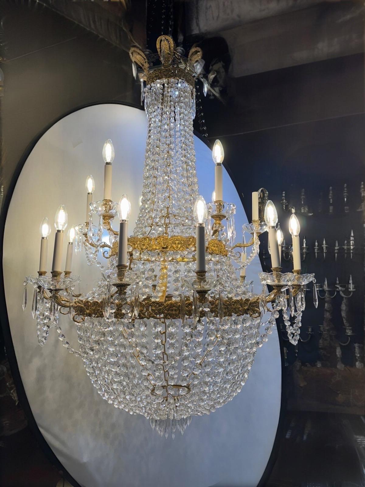 Milieu du XXe siècle Lustre Empire en cristal 18 lumières en vente