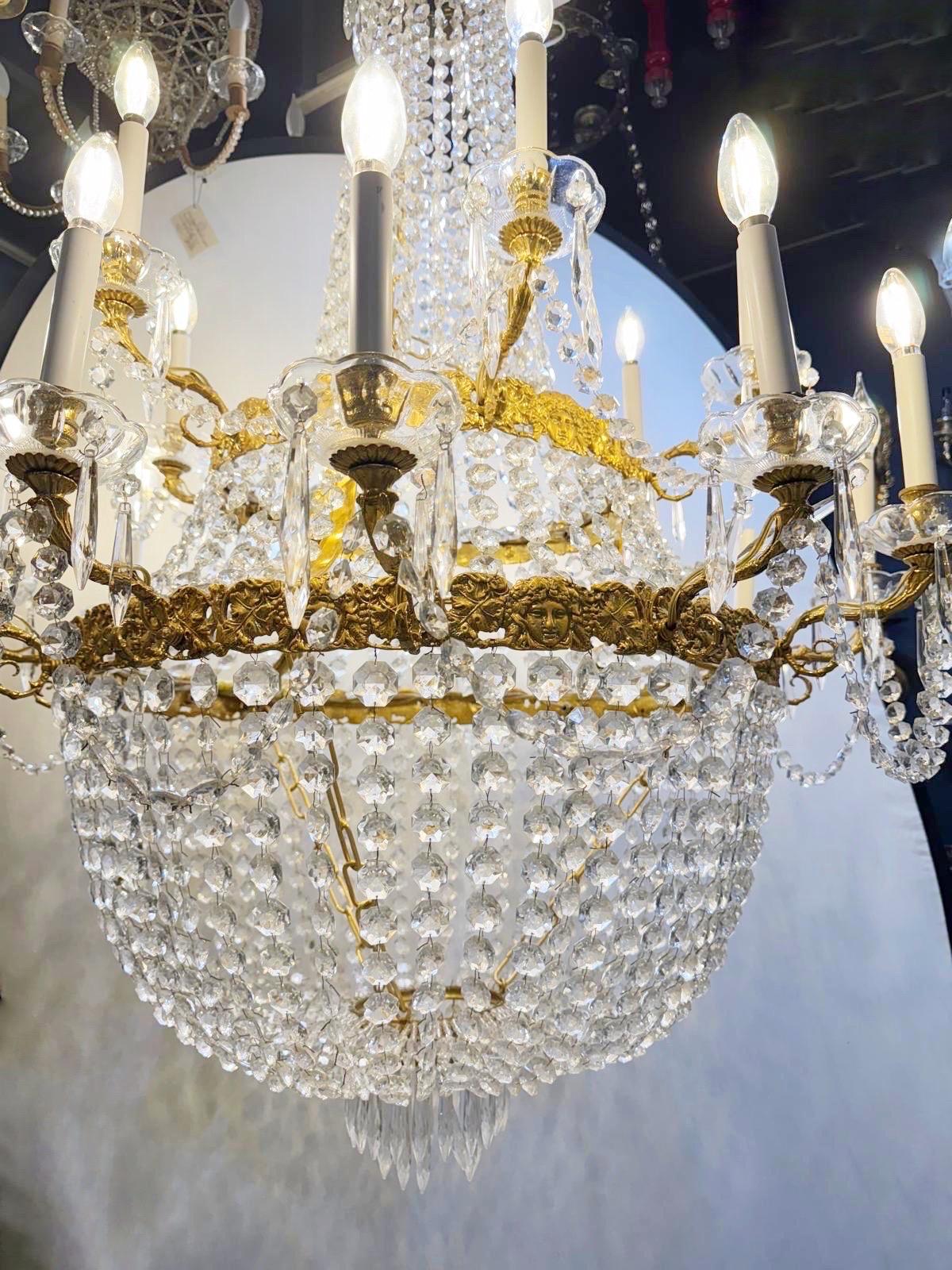 Bronze Lustre Empire en cristal 18 lumières en vente