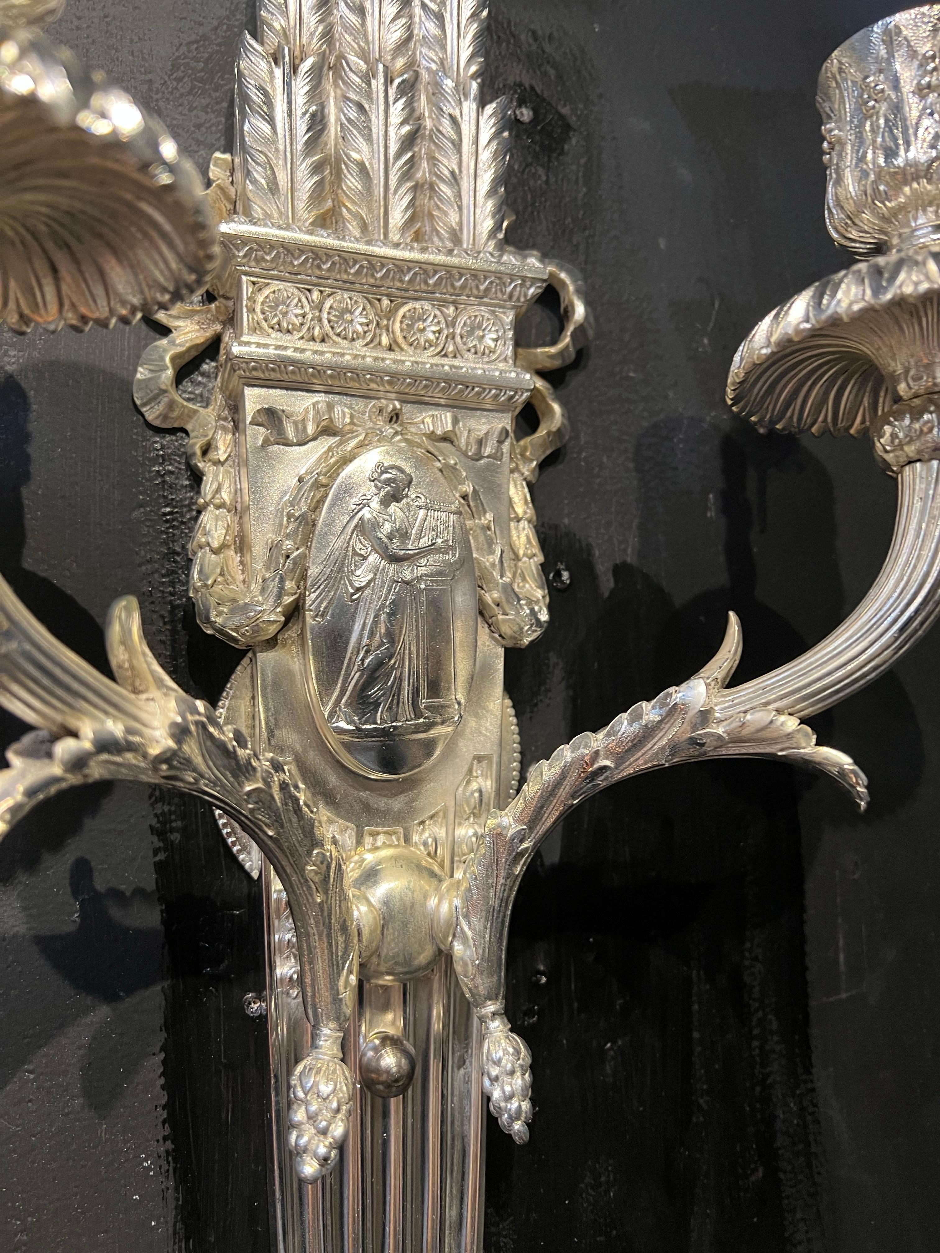 Applique neoclassiche Caldwell placcate in argento in vendita 3