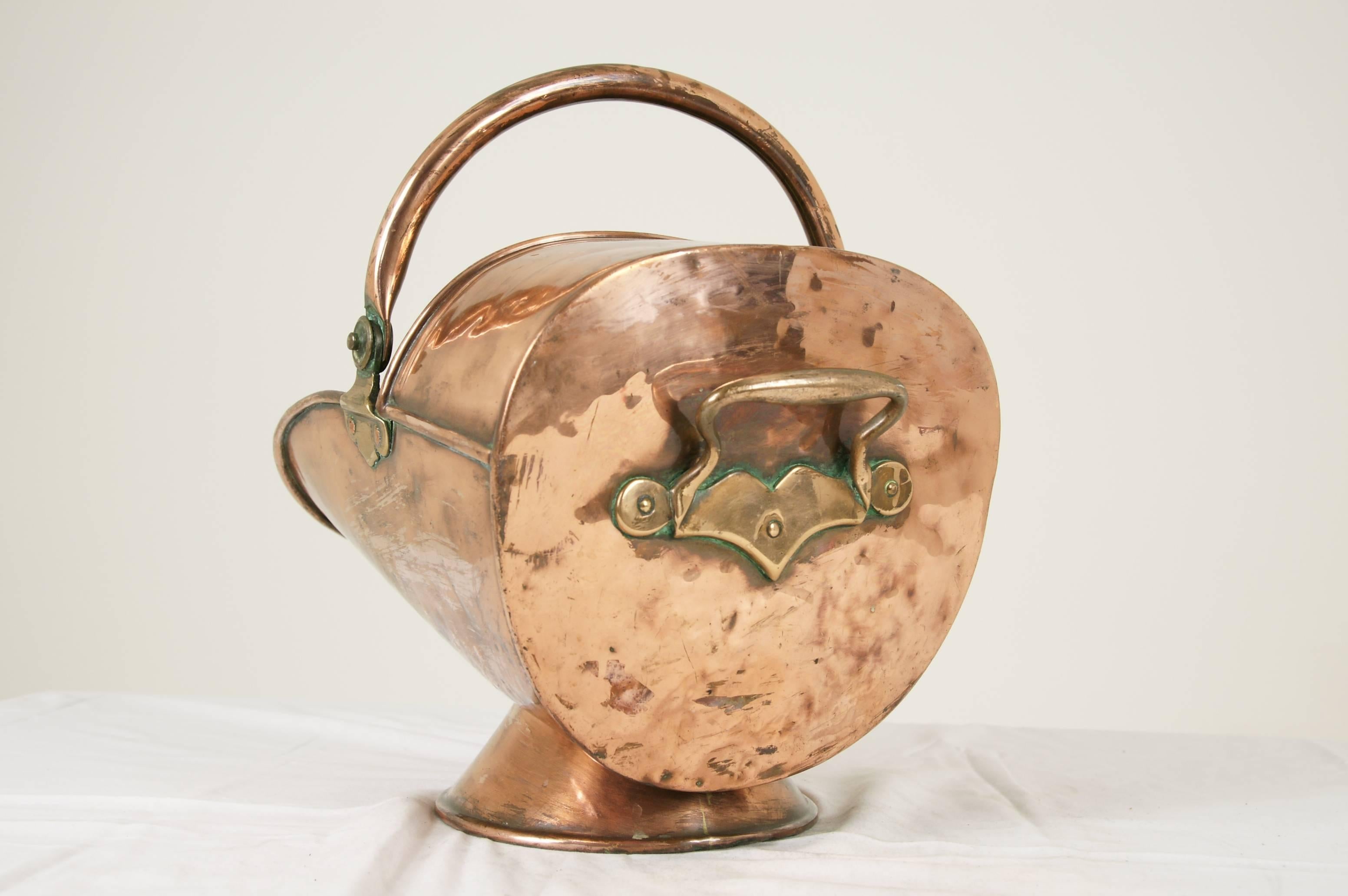 Scotland, 1880.
All original.
Open helmet shape.
Copper handle.
Brass handle riveted on back.
Solid to the base.
Was $625 now just $300!
Lot B-204.
Measures: 20