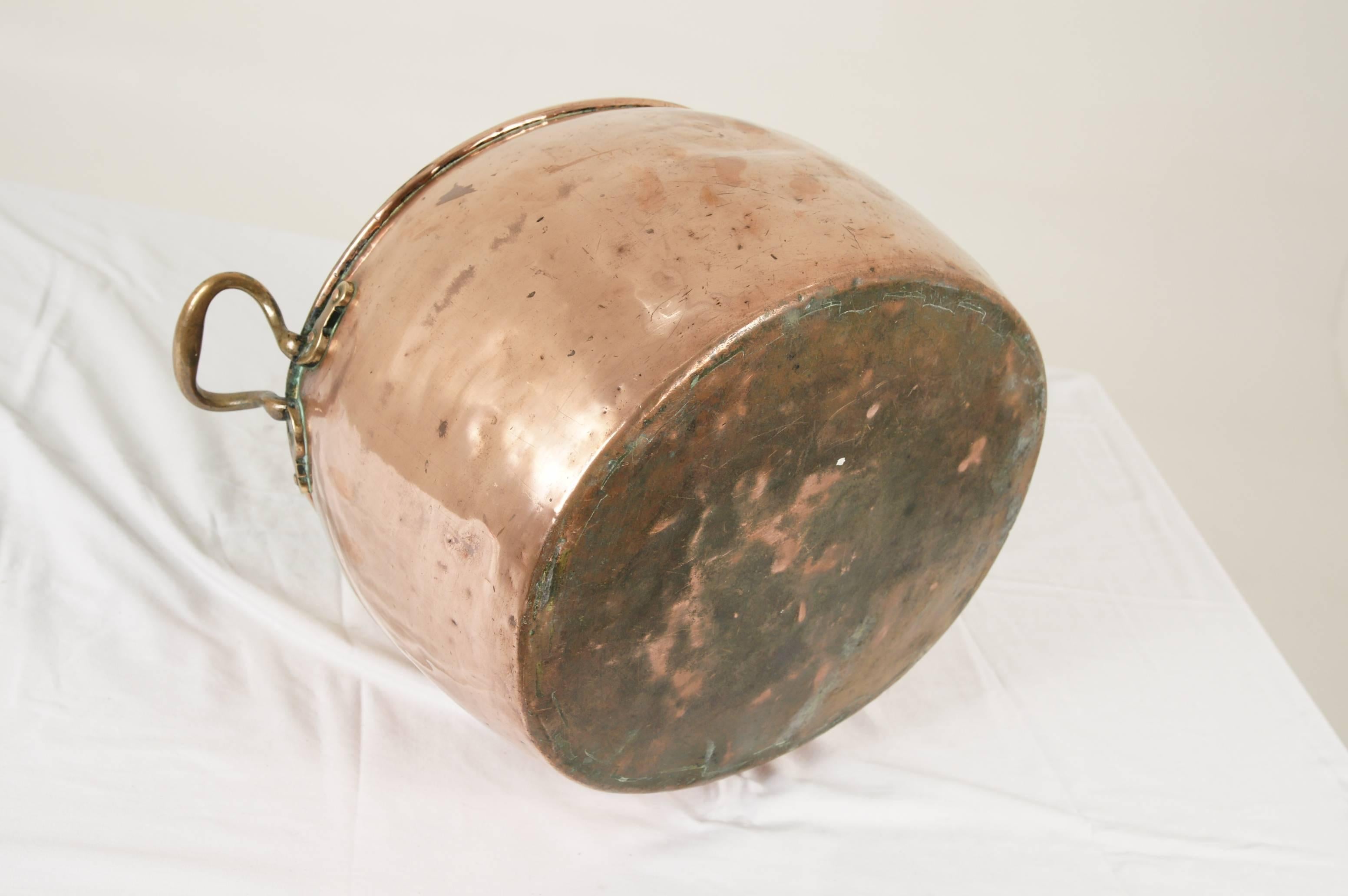 oval cooking pot