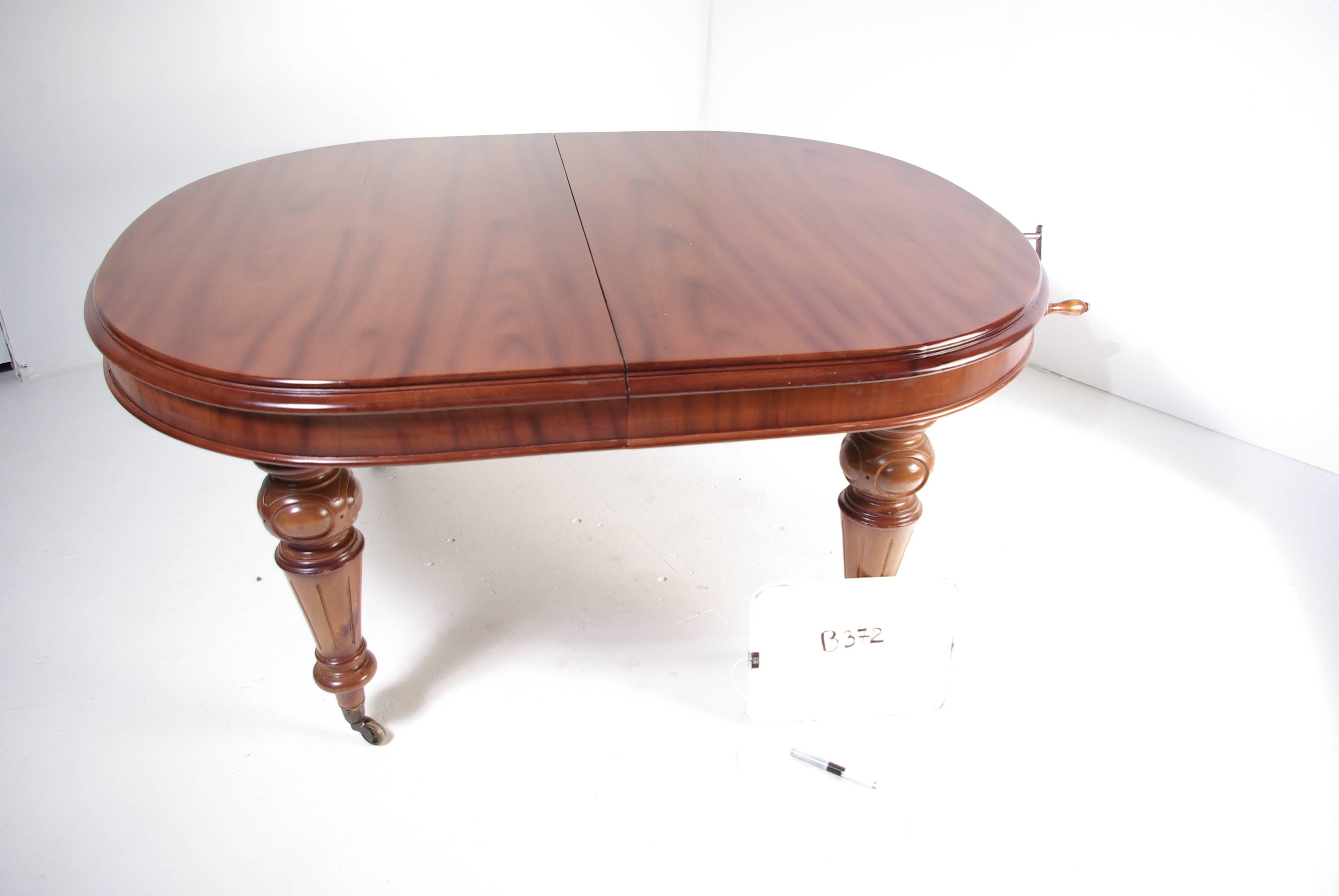 B372 antique Victorian mahogany oval dining room table with two leaves, hand crank,
Scotland, 1870.
Refinished in the last 30 years.
Comes with two Leaves at 15.5" wide each.
Crank to wind and unwind.
Oval shaped.
Ends on reeded legs with