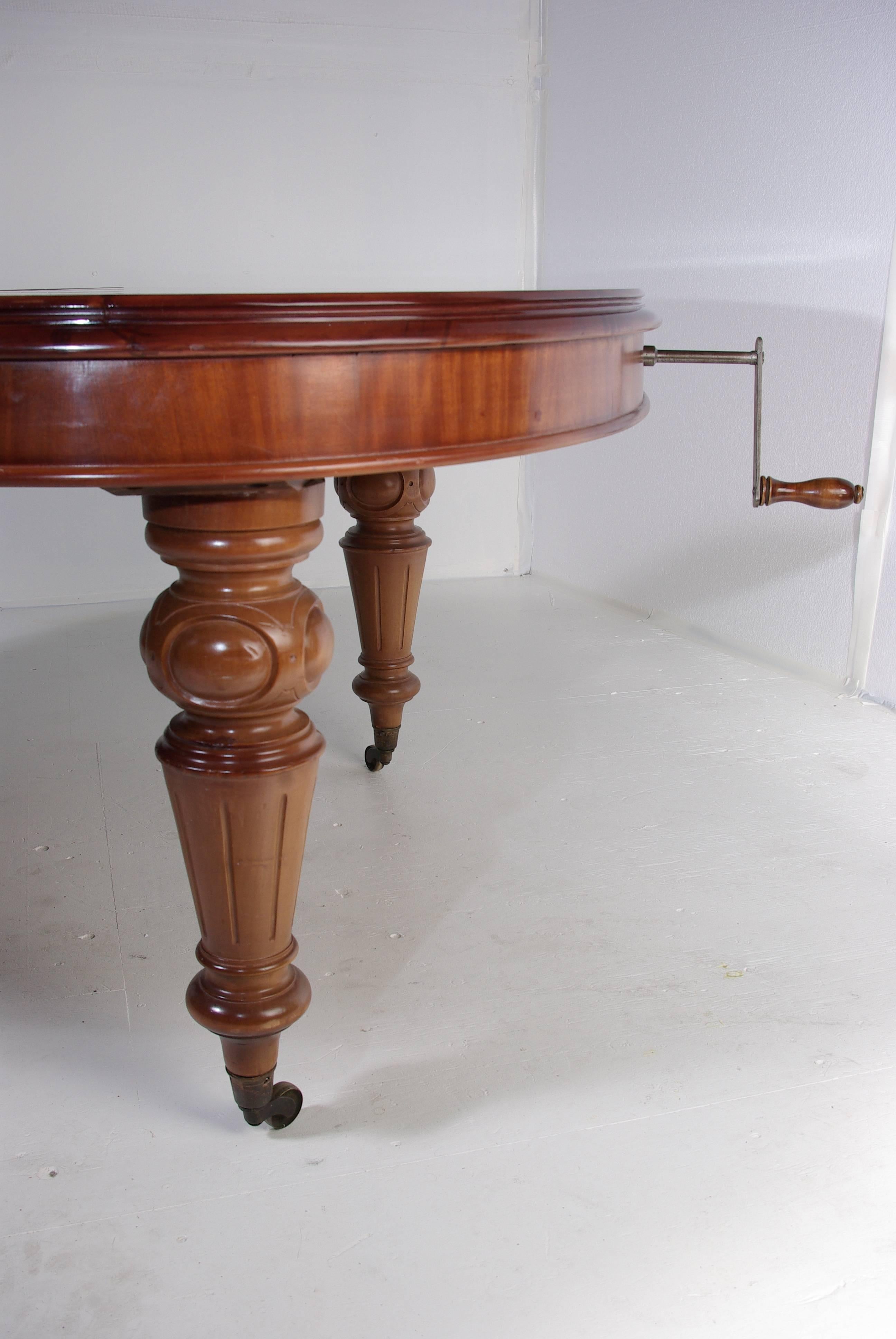 B372 Antique Victorian Mahogany Oval Dining Room Table with Hand Crank In Excellent Condition In Vancouver, BC