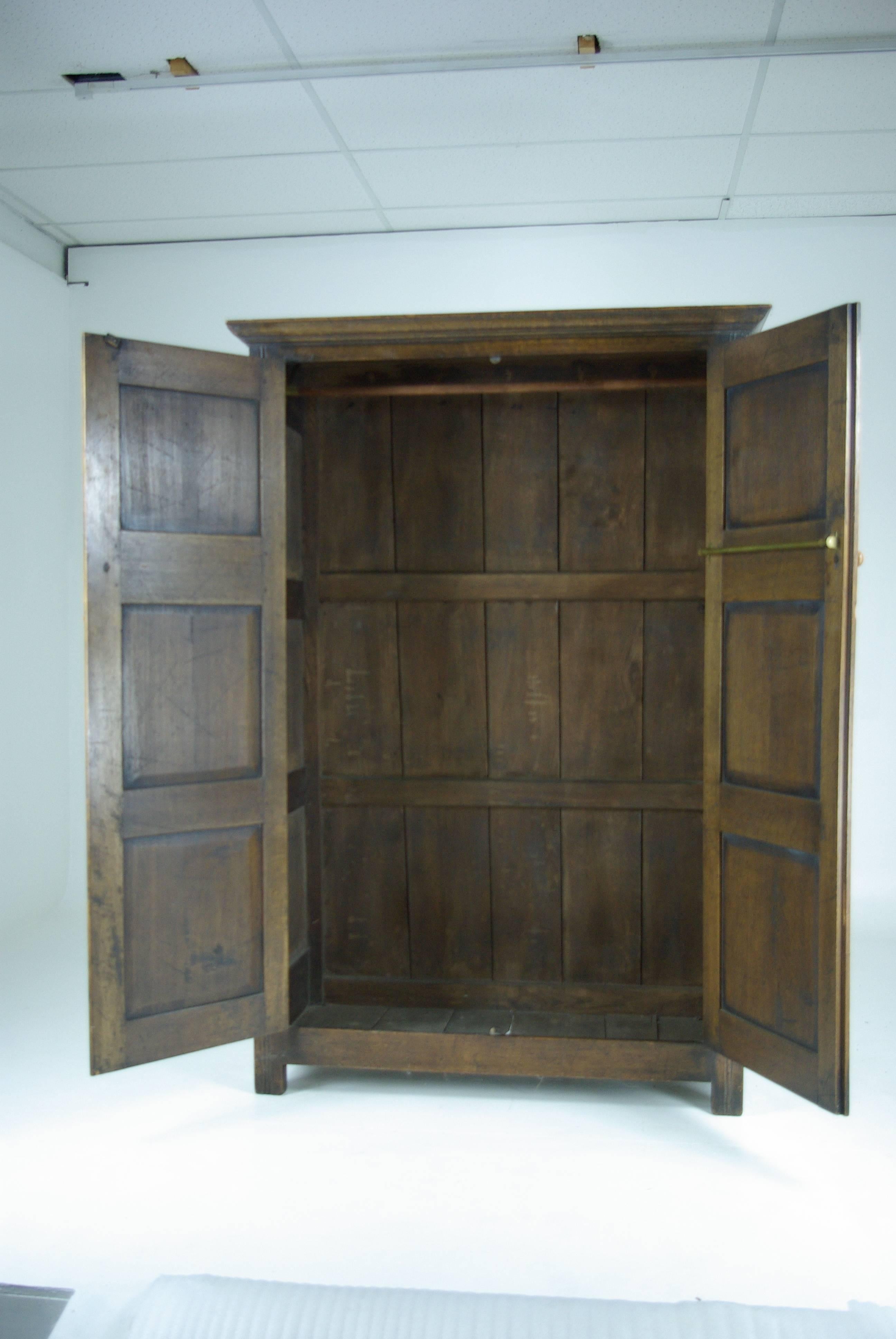 Scotland, 1920.
All original finish.
Solid oak construction.
Medium brown oak
linen fold panelled front.
Fitted with hanging rod,
exterior hinges,
panelled sides and front.

$850.

Our item B390.
Measures: 48