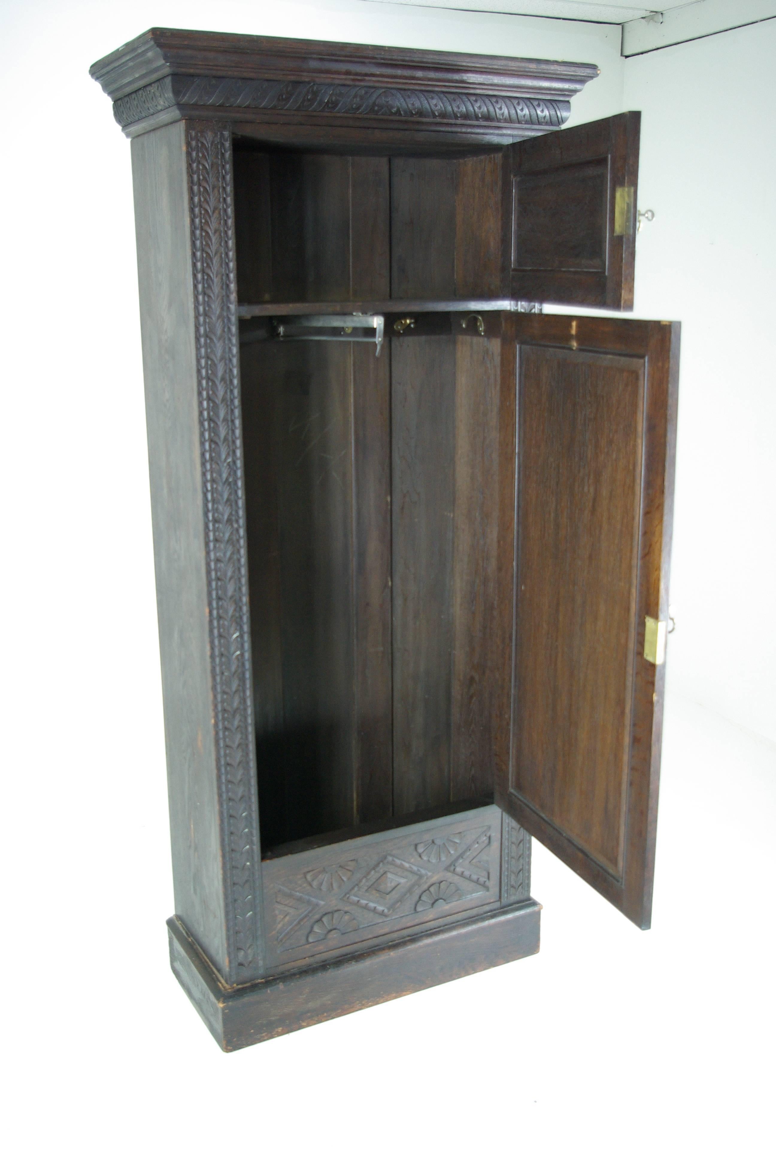 Scotlan, 1880.
All solid oak construction.
Dark oak finish,
carved cornice,
carved hatbox cupboard.
Heavily carved single door.
Fitted with hanging rod and five hooks.
Excellent condition.
Separates into three pieces.

$1250

Our item B