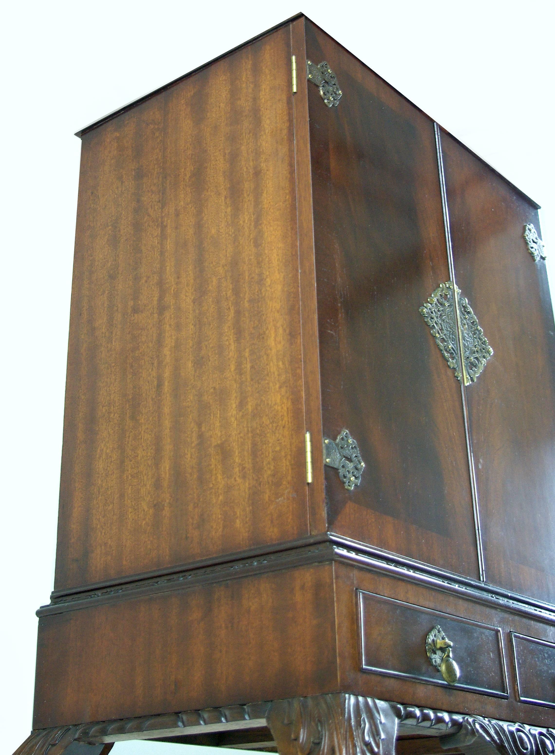 Mid-20th Century Antique Scottish Burr Walnut Drinks, Cocktail Cabinet with Fitted Interior