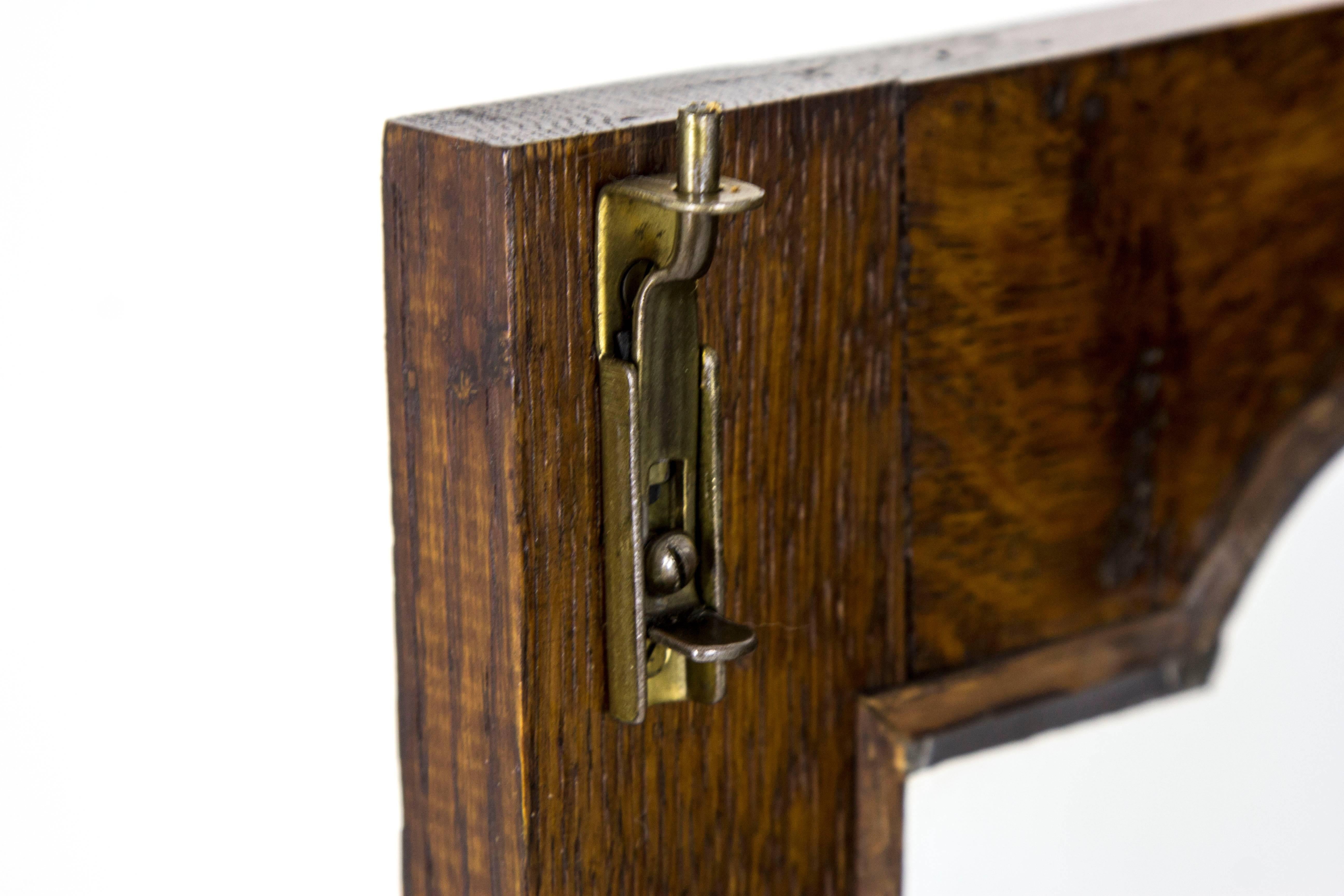 Antique Scottish Leaded Glass Tiger Oak Two-Door Barley Twist Bookcase In Excellent Condition In Vancouver, BC