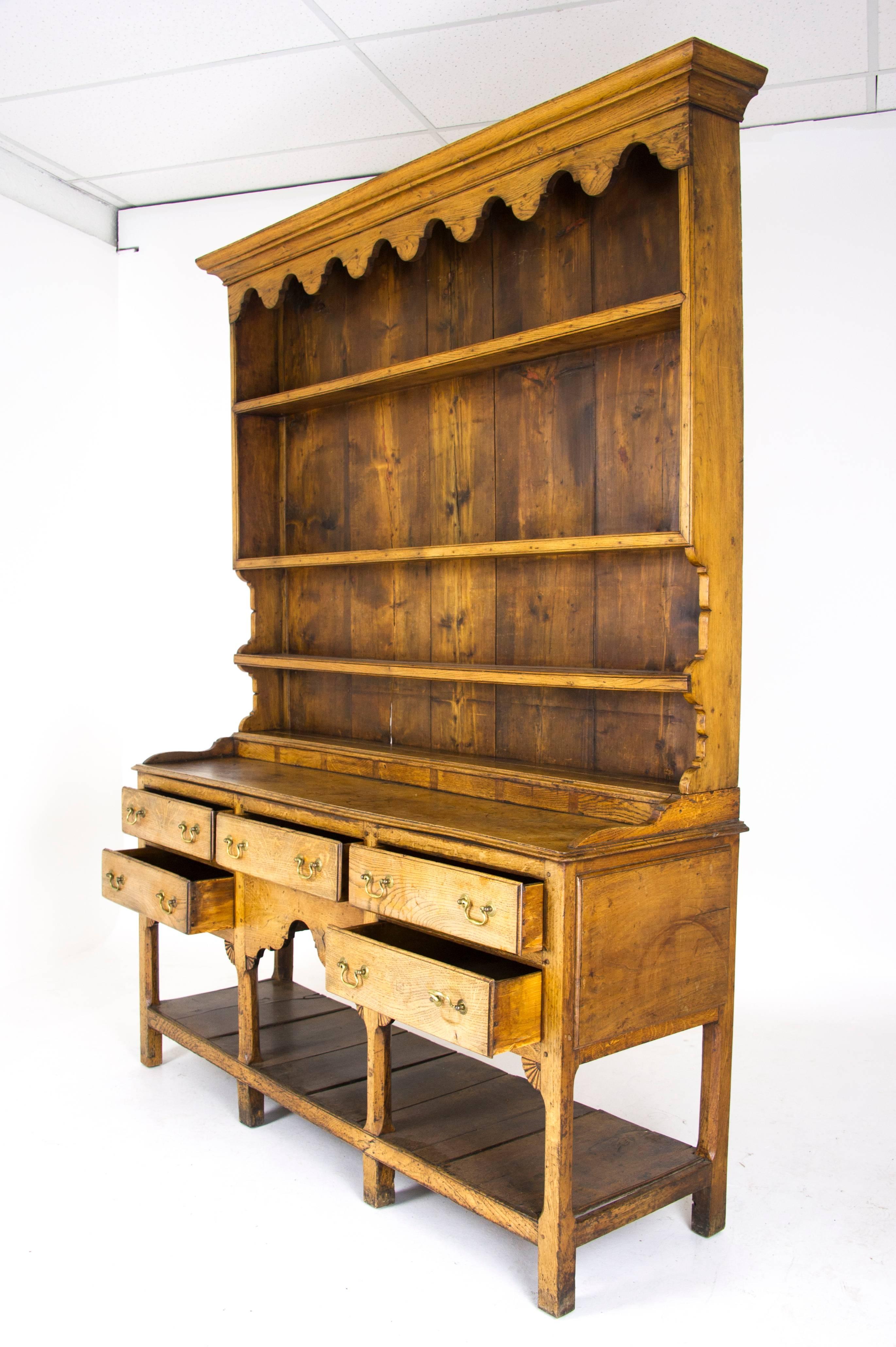 Welsh Dresser, Antique Furniture Sideboard, Antique Welsh Dresser, Solid Oak Sideboard, Scotland 1900, Antique furniture, B925

Scotland, 1850
Solid Oak Construction
Bold Cornice Above
Three Graduated Shelves, Plate Rack Section for displaying