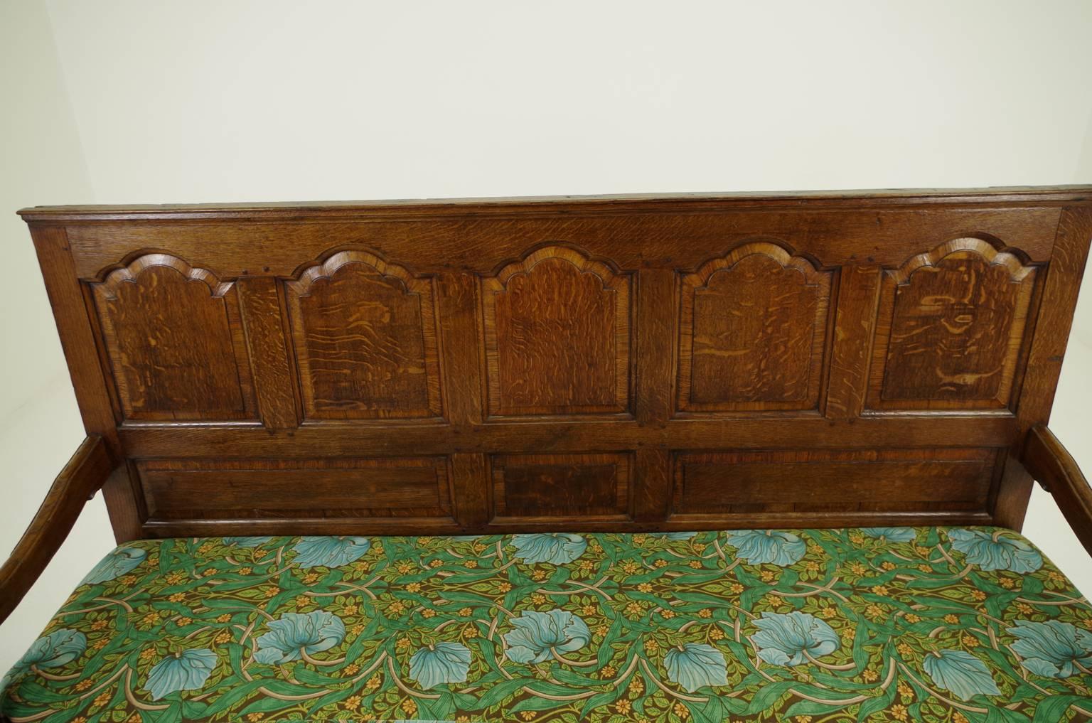 18th Century Scottish Panelled Back Oak Settle, Bench, Hall Seat In Good Condition In Vancouver, BC
