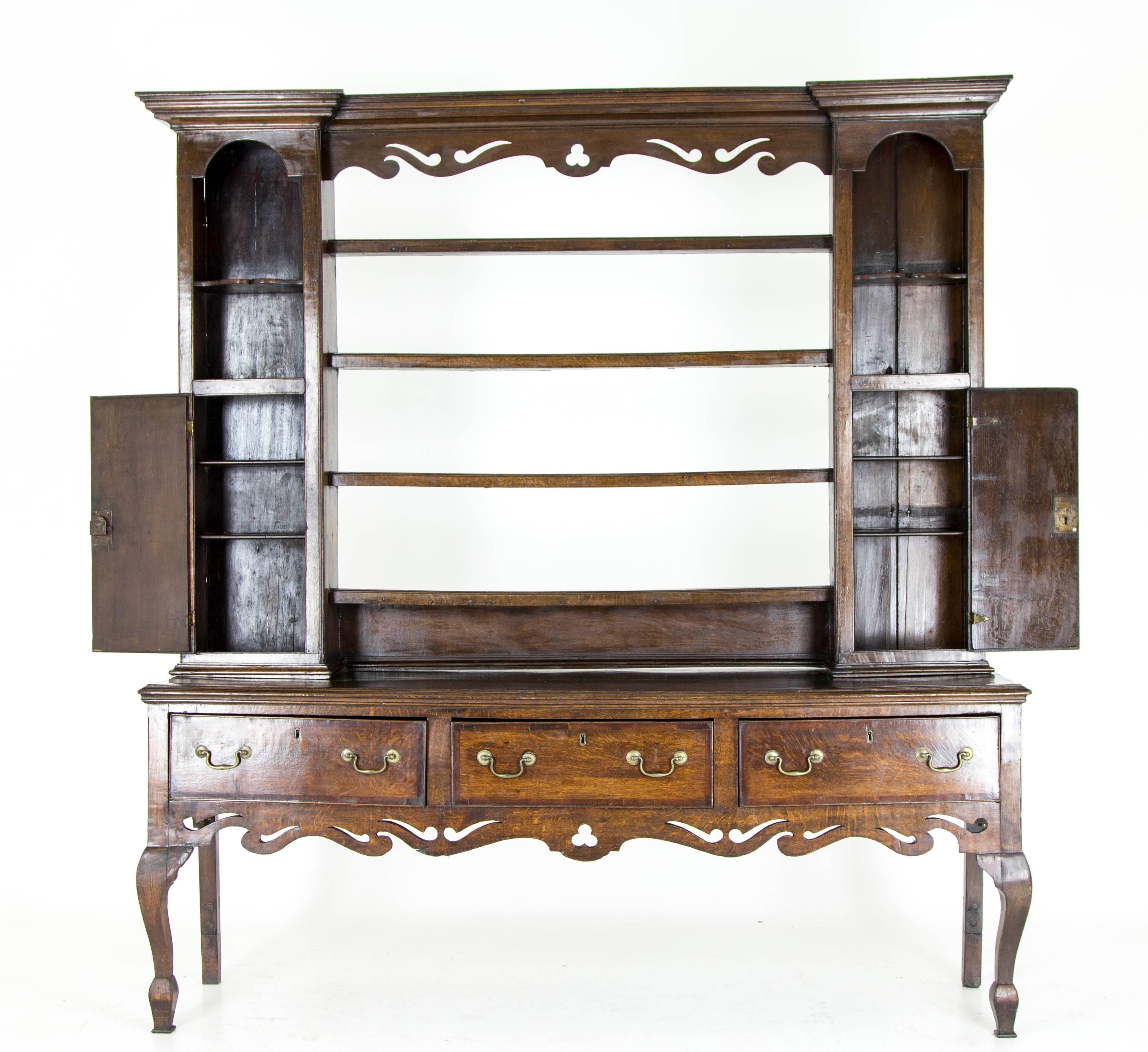 B613 Antique English 18th Century Oak Welsh Dresser with Three-Shelve Plate Rack 5