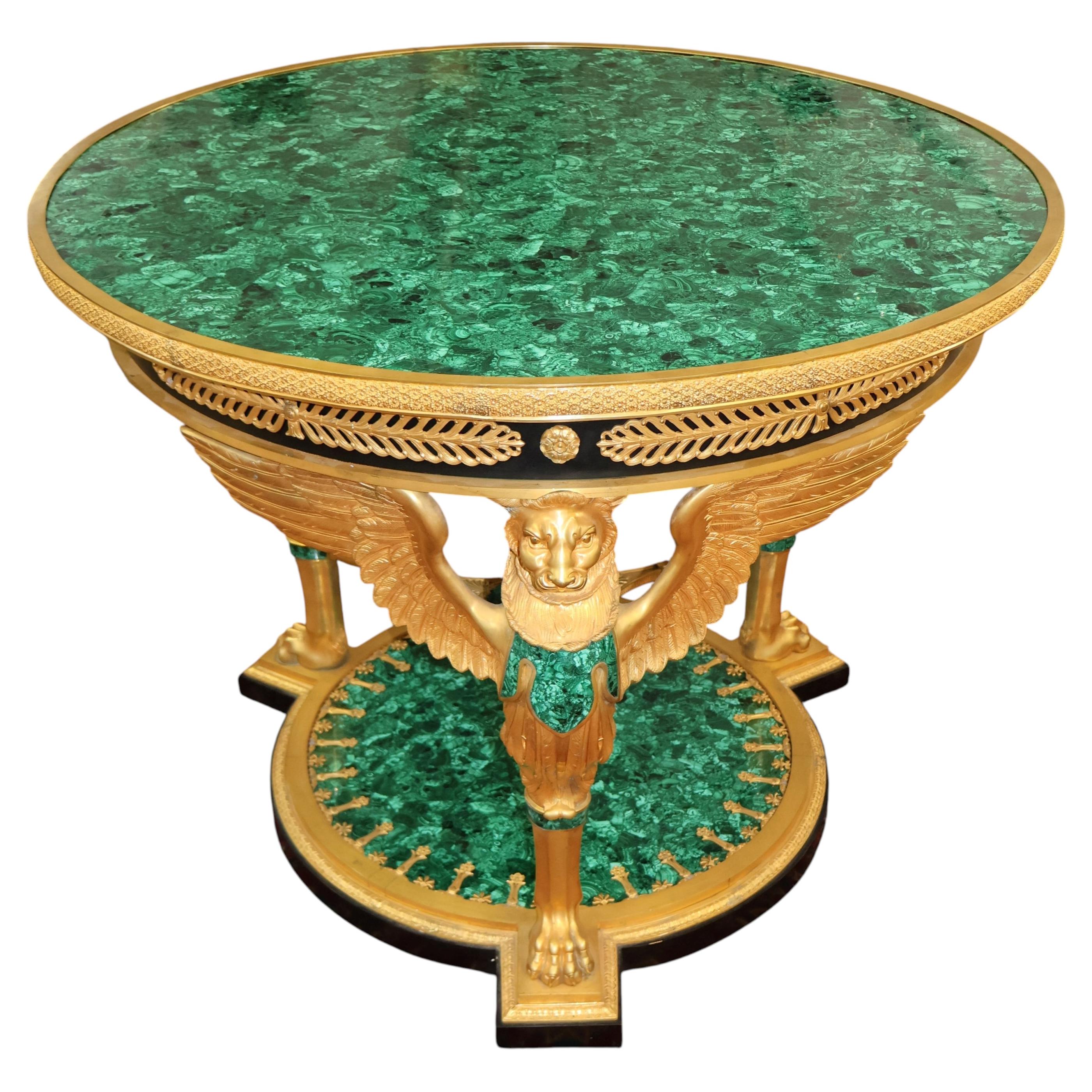 Mesa de centro con grifo de bronce dorado y malaquita, estilo Imperio ruso
