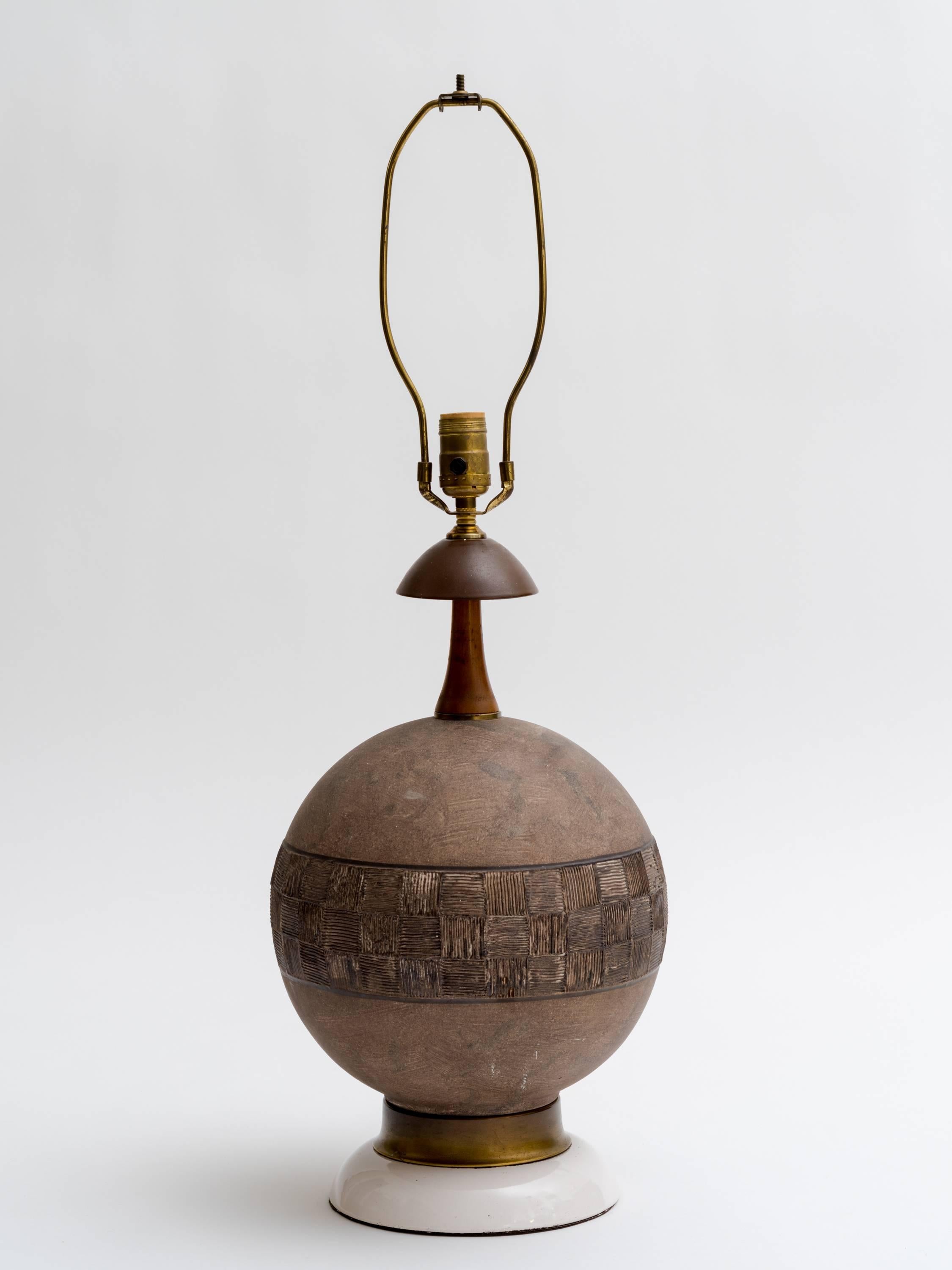 Large Italian hand crafted ceramic sphere lamp on brass and enamel base.
Raymor, Italy, circa 1950s.