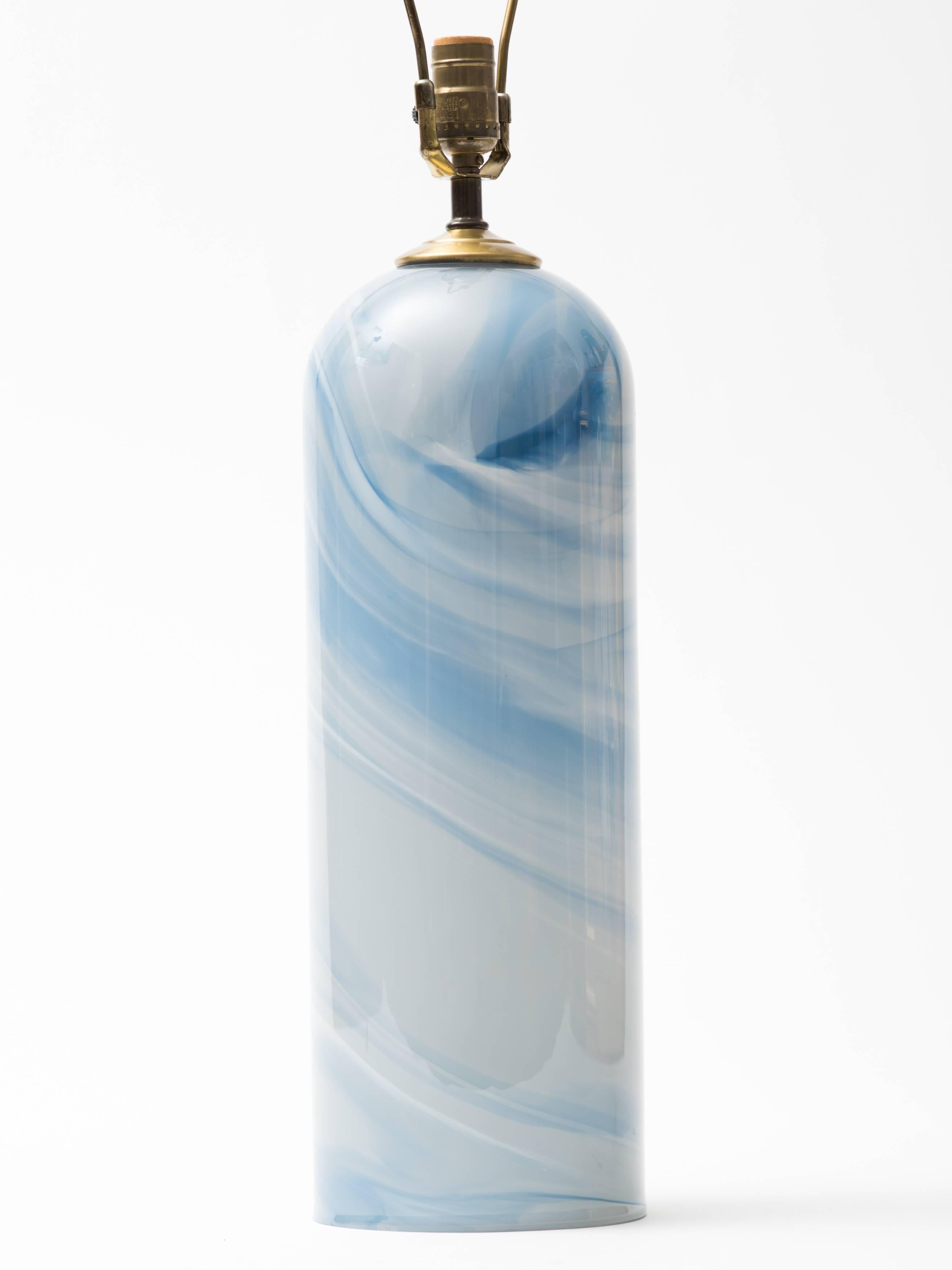 Lampe à colonne en verre soufflé à la main avec un tourbillon céleste et une quincaillerie en laiton.
 Quelques éclats à la base.
Signé, Glasslight, 1987.