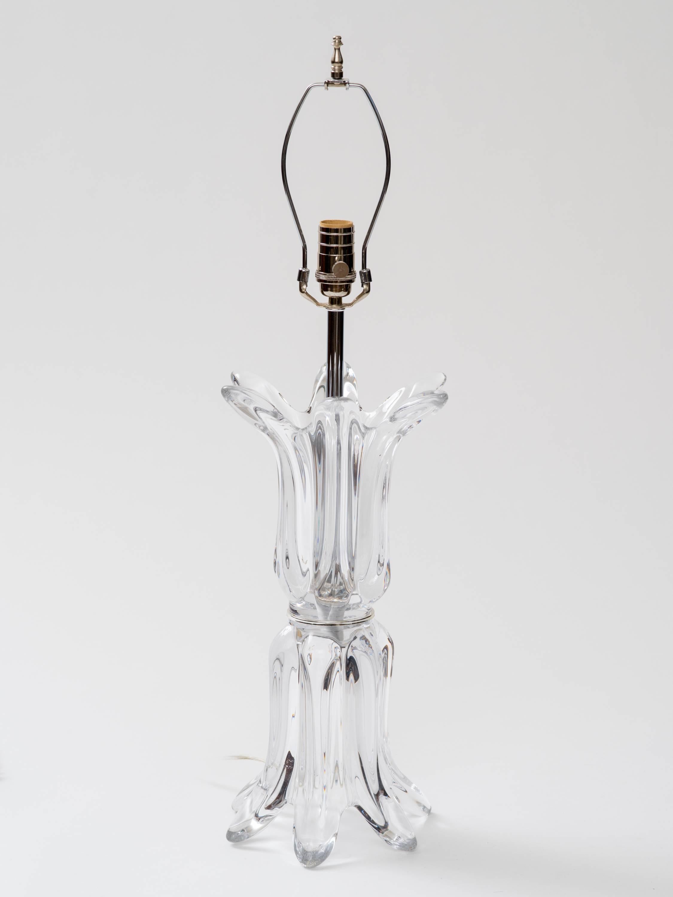 Handgeblasene Lampe aus klarem Murano-Glas mit neu restaurierten, vernickelten Messingbeschlägen, Einzelsockel, maximal 100 Watt. 
Hergestellt in Italien, ca. 1970er Jahre.