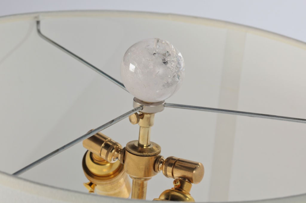 Paar gestapelte Bergkristall-Lampen mit Messingbeschlägen (Moderne der Mitte des Jahrhunderts) im Angebot