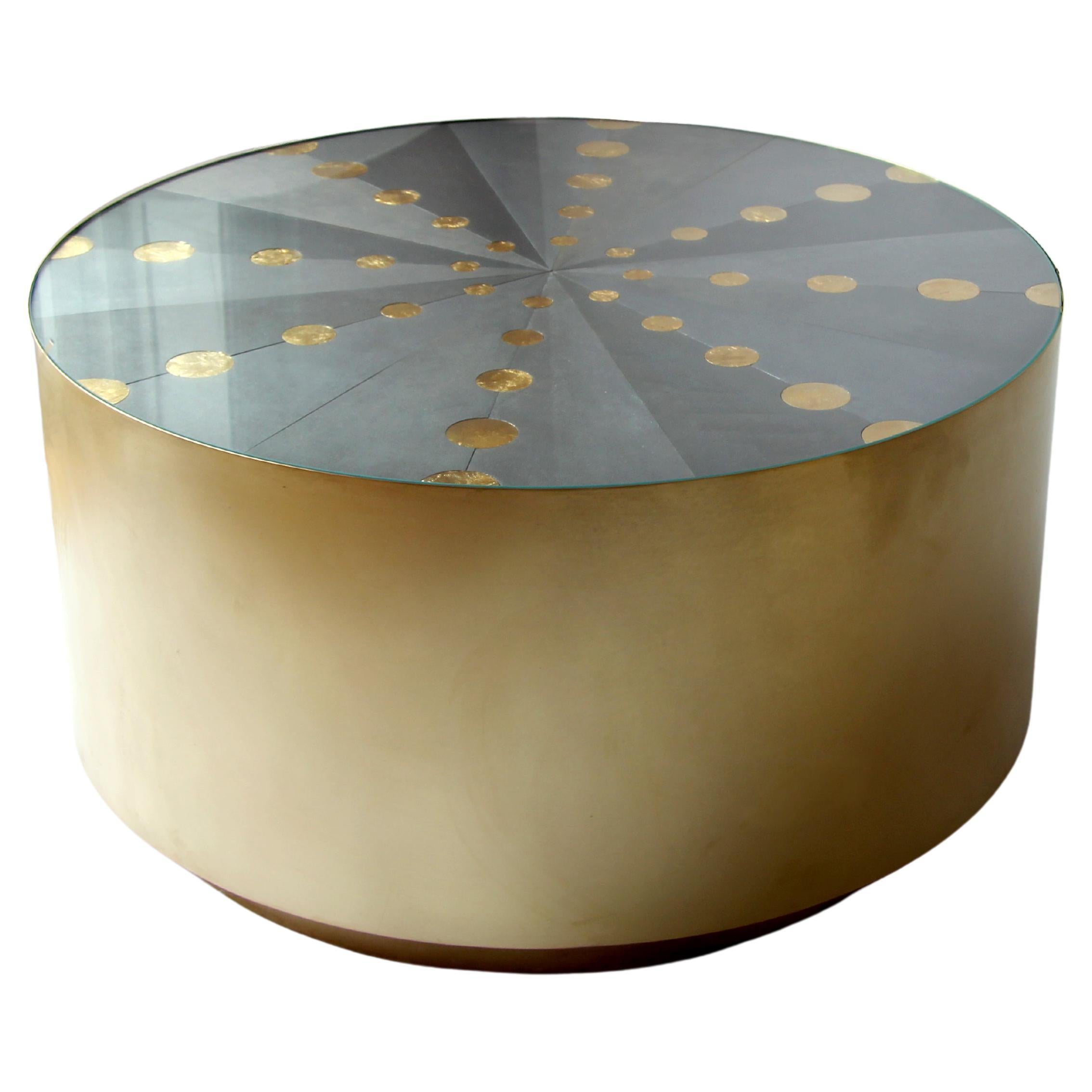Table basse circulaire en laiton brossé « Constellation » avec marqueterie métallique en vente