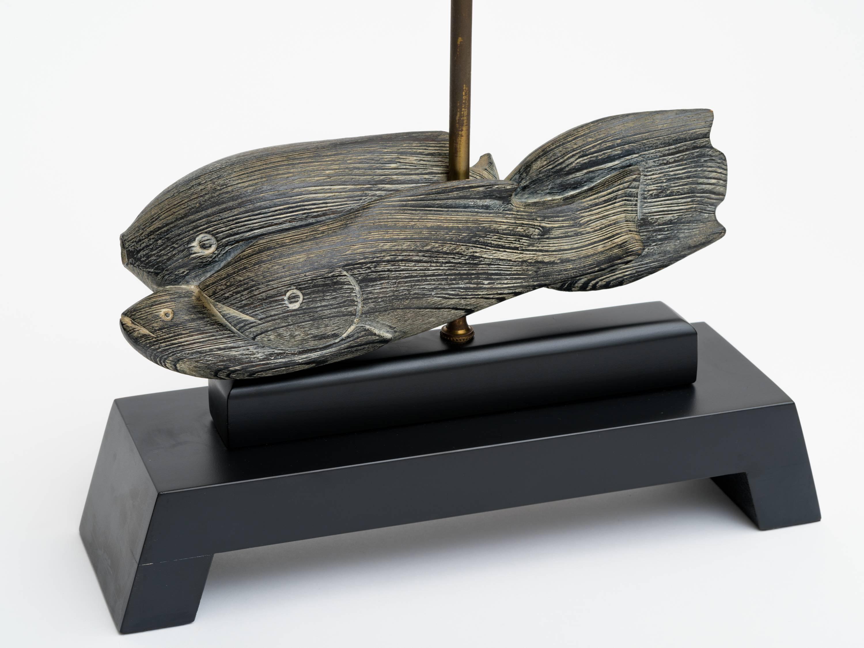 Paire de lampes sculptures en forme de poisson, datant des années 1940, avec des bases en bois ébonisé. Les abat-jour ne sont pas disponibles.