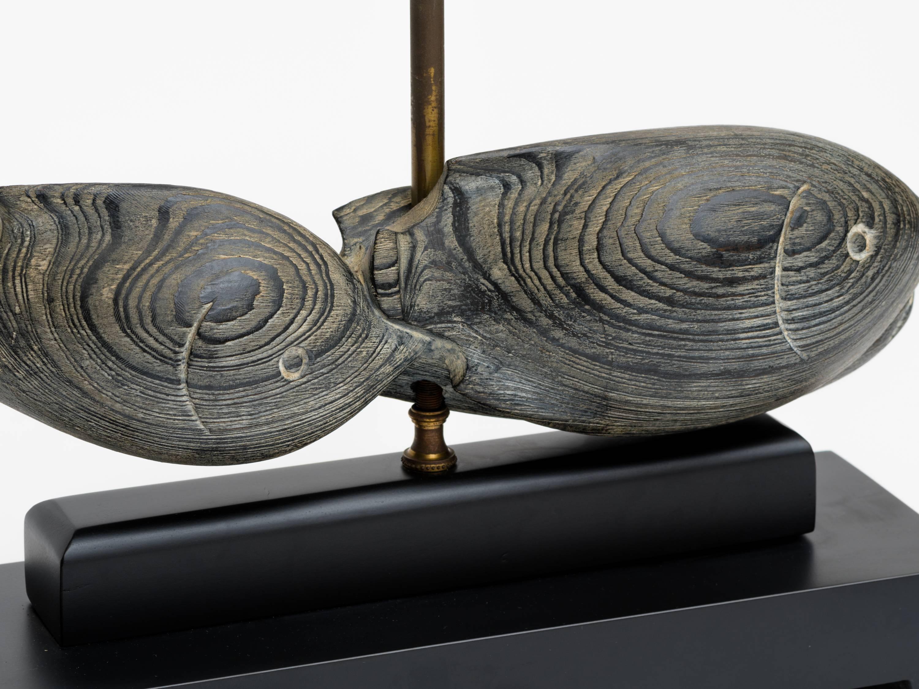 Mid-Century Modern Lampes sculptées de poissons cérusés avec bases à plateforme en vente