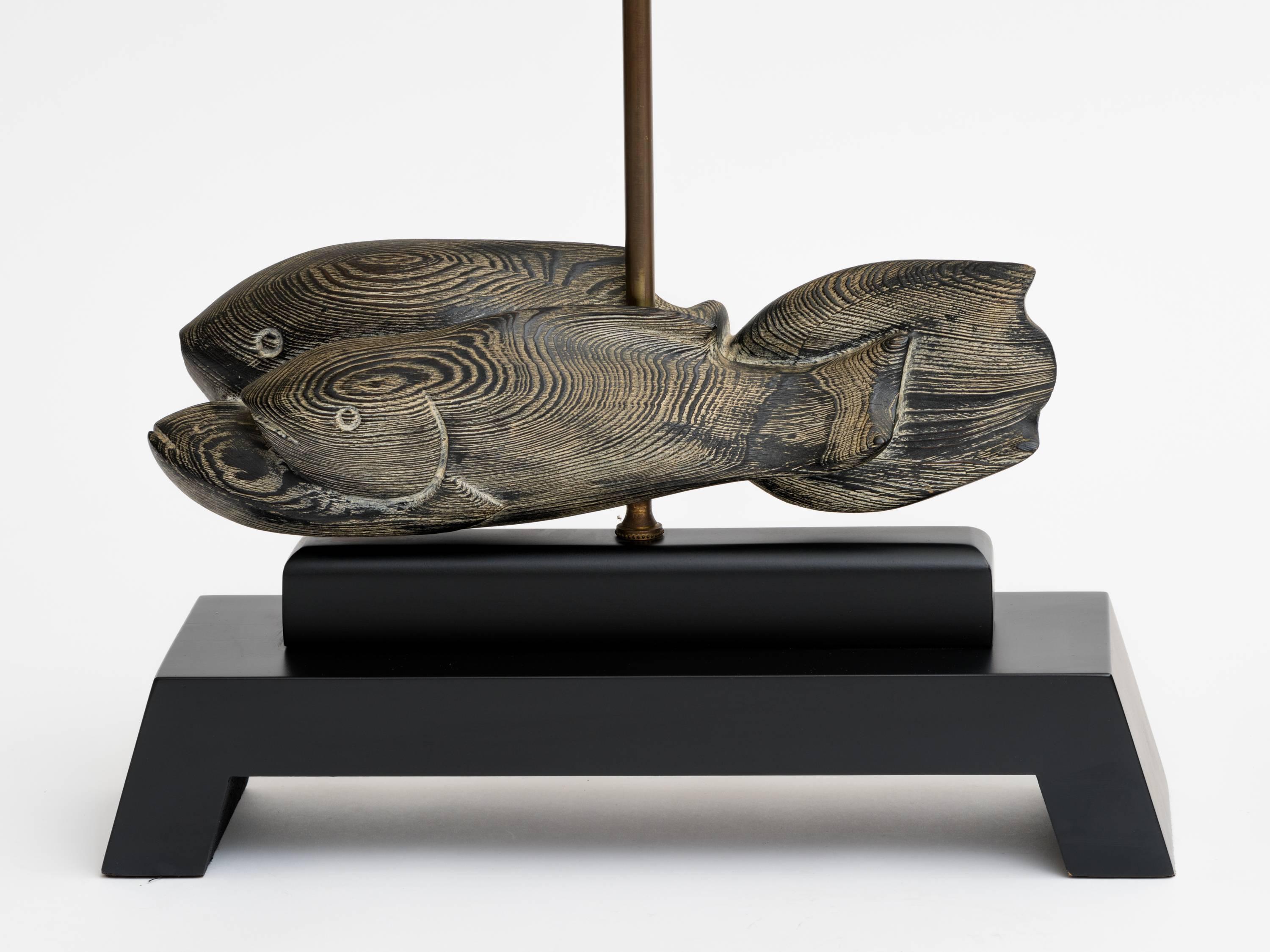 20ième siècle Lampes sculptées de poissons cérusés avec bases à plateforme en vente