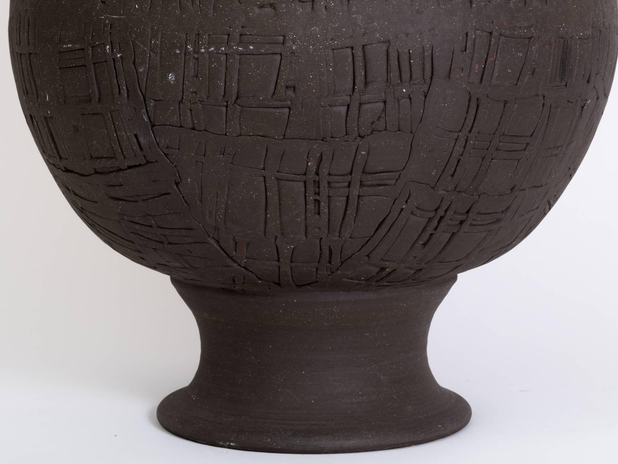 Lampe sphère monumentale en poterie d'art moulée à la main Bon état - En vente à New York, NY