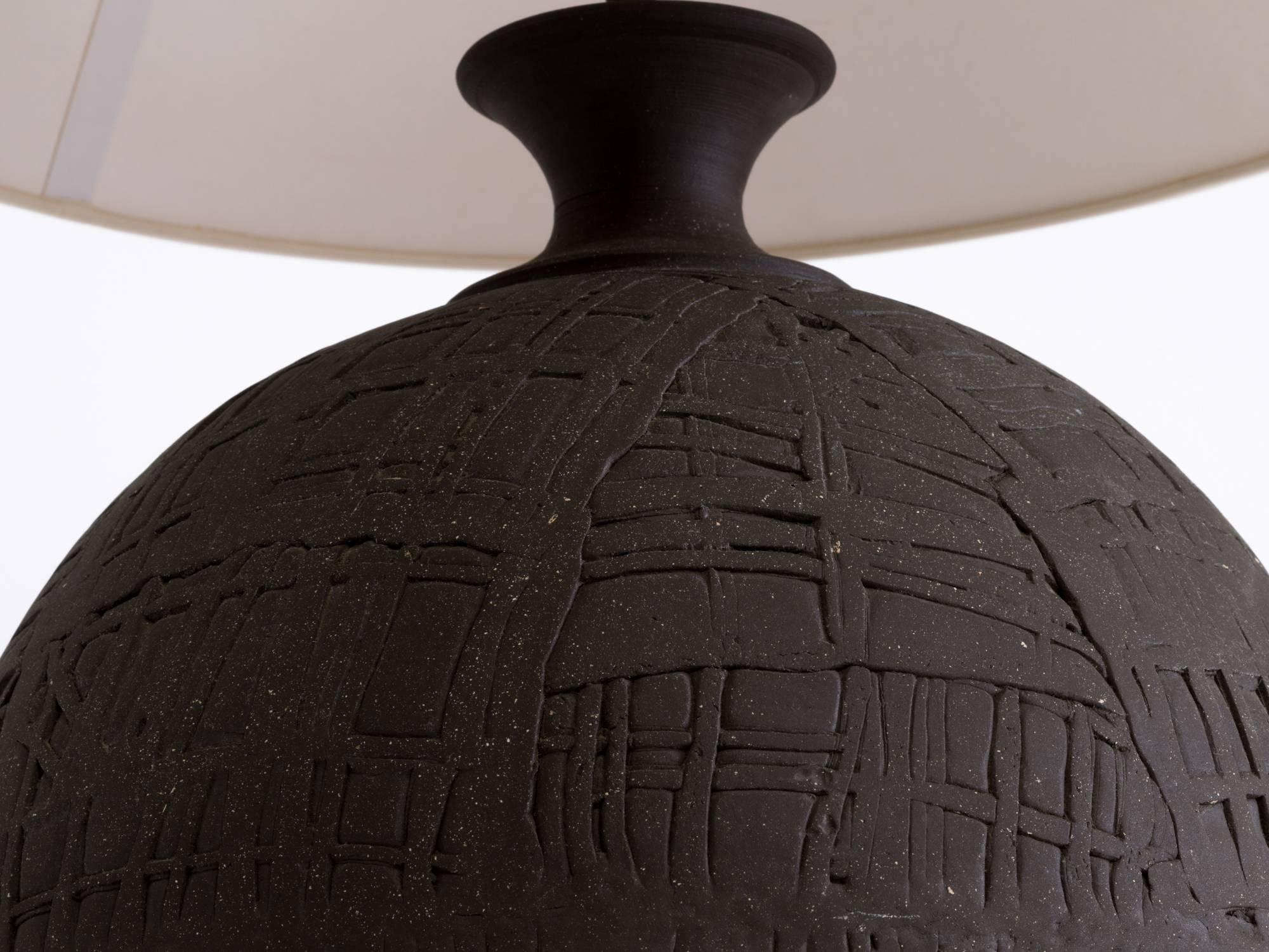 Mid-Century Modern Lampe sphère monumentale en poterie d'art moulée à la main en vente