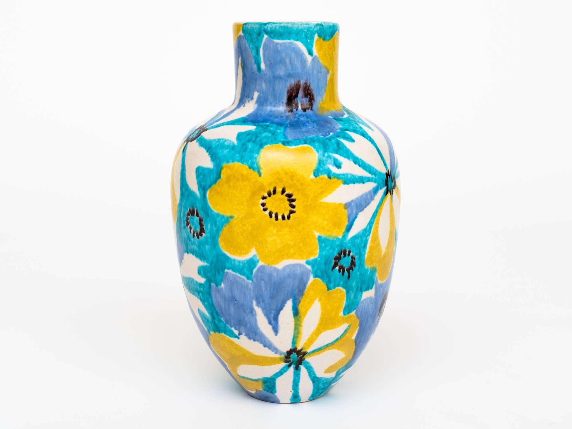 Handcrafted Italian ceramic Pop Art floral vase by master ceramicist, Alvino Bagni, circa 1960s. Signed Raymor, Italy, R1902.
 