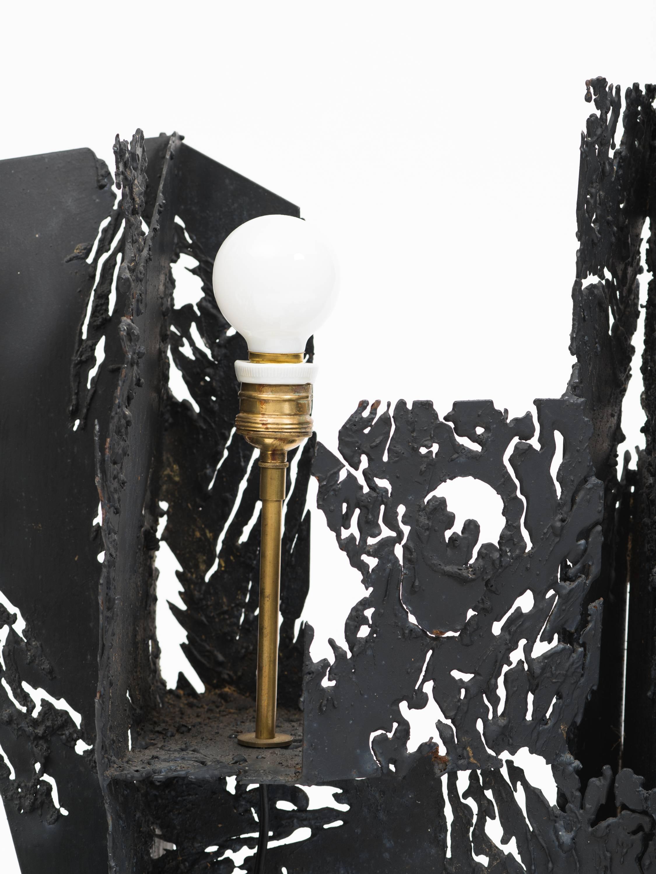 Italienische Brutalist Fackel geschnitten Eisen Seetang Skulptur Lampe (Moderne der Mitte des Jahrhunderts) im Angebot