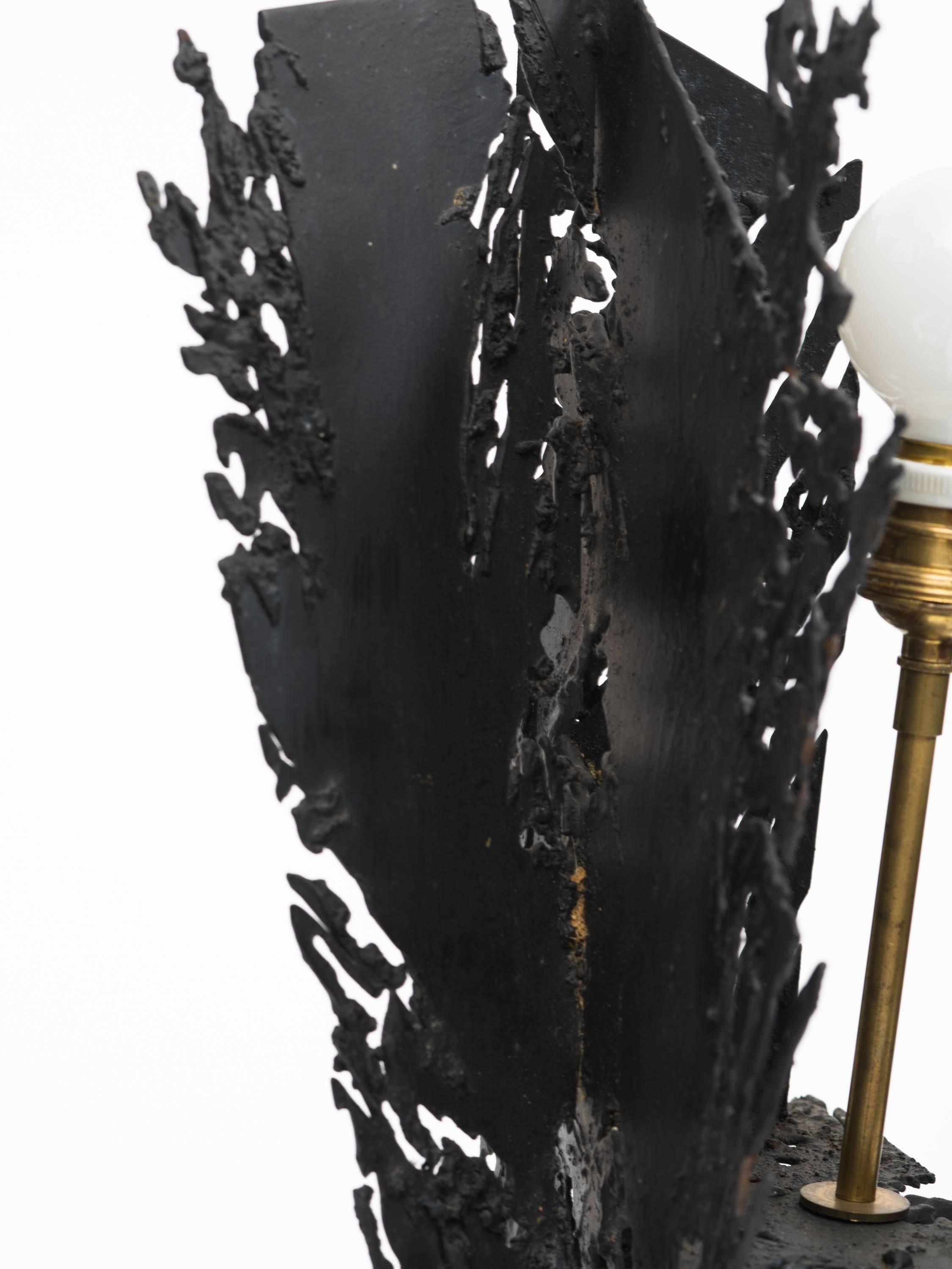 Italian Brutalist Torch Cut Iron Seaweed Sculpture Lamp In Good Condition For Sale In New York, NY